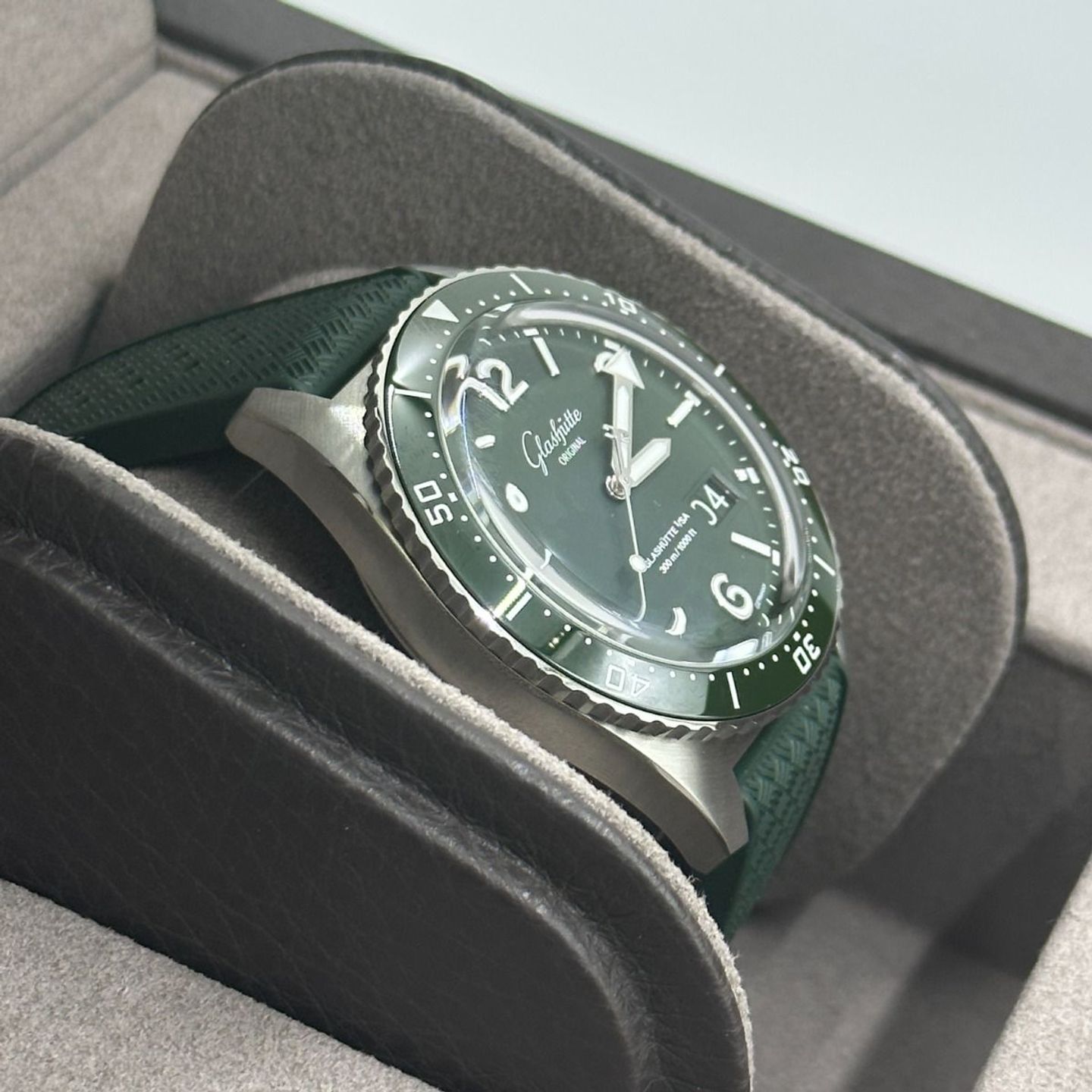 Glashütte Original SeaQ Panorama Date 1-36-13-07-83-33 (2024) - Green dial 43 mm Steel case (7/8)