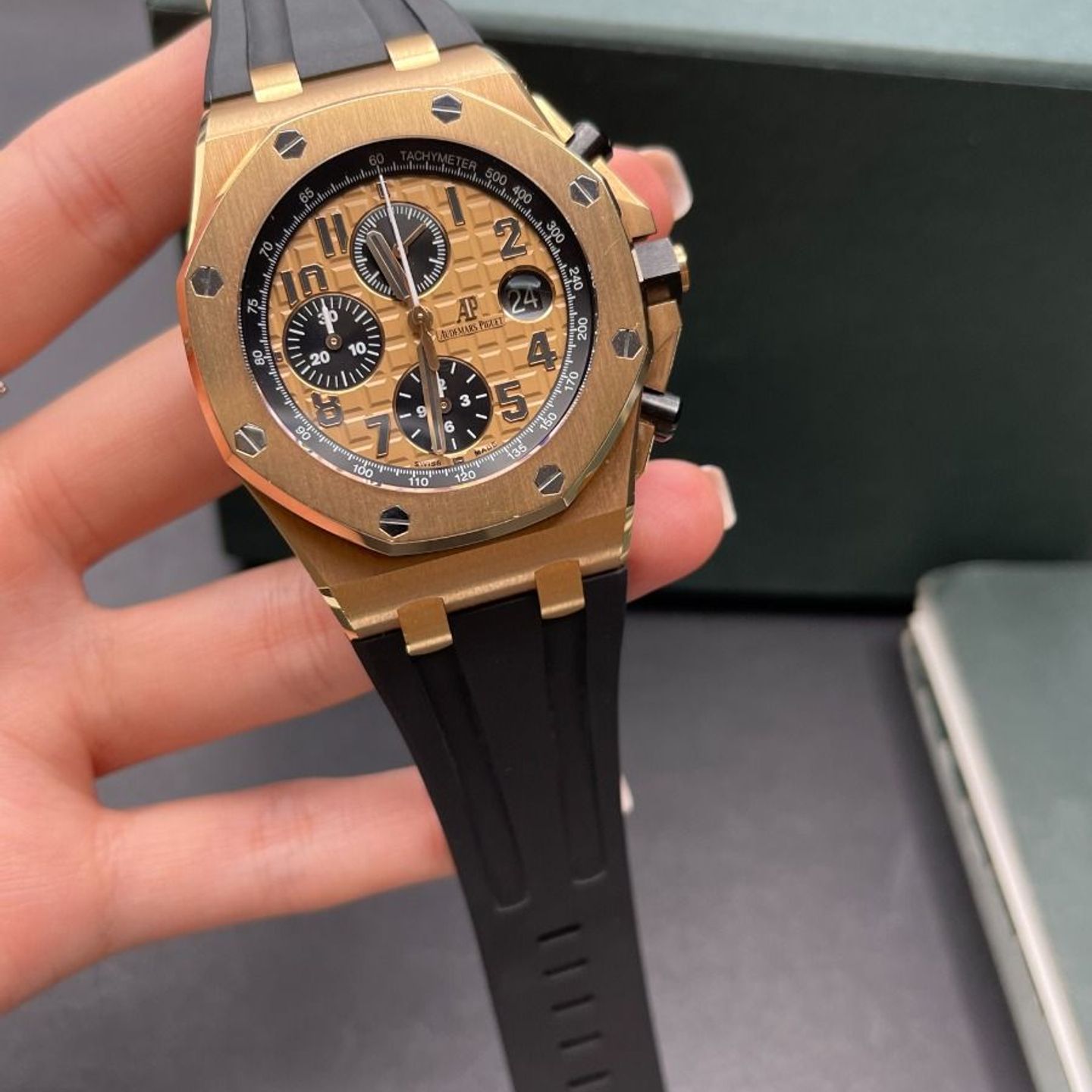 Audemars Piguet Royal Oak Offshore 26470OR.OO.A002CR.01 (2023) - Goud wijzerplaat 42mm Roségoud (2/8)