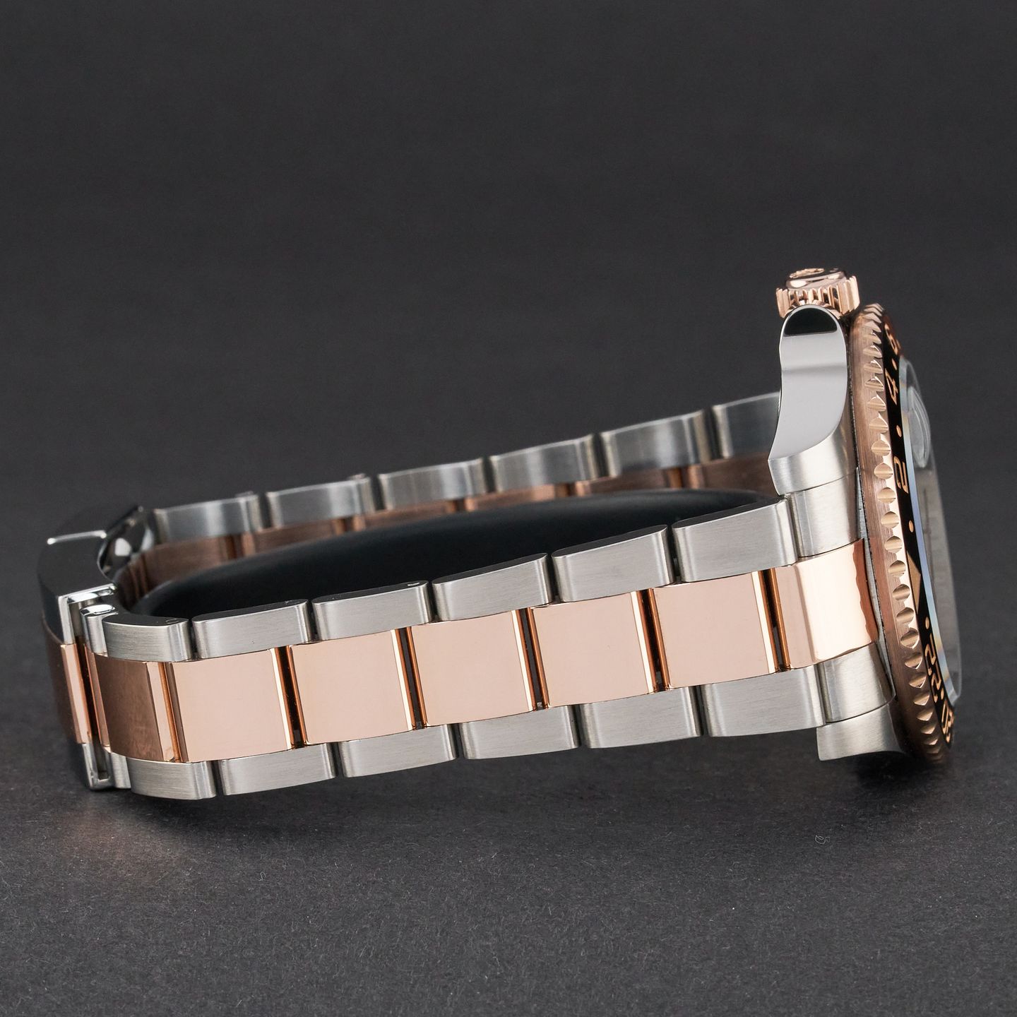 Rolex GMT-Master II 126711CHNR (2019) - Black dial 40 mm Gold/Steel case (6/8)