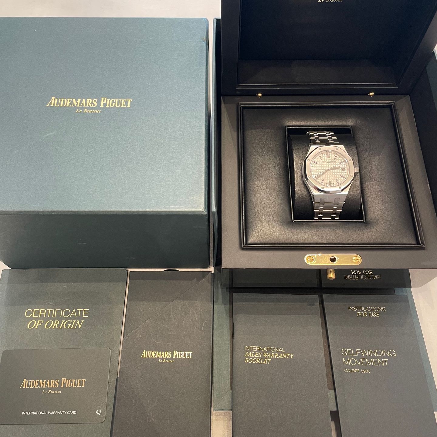 Audemars Piguet Royal Oak Selfwinding 15550ST.OO.1356ST.01 (2022) - White dial 37 mm Steel case (2/7)