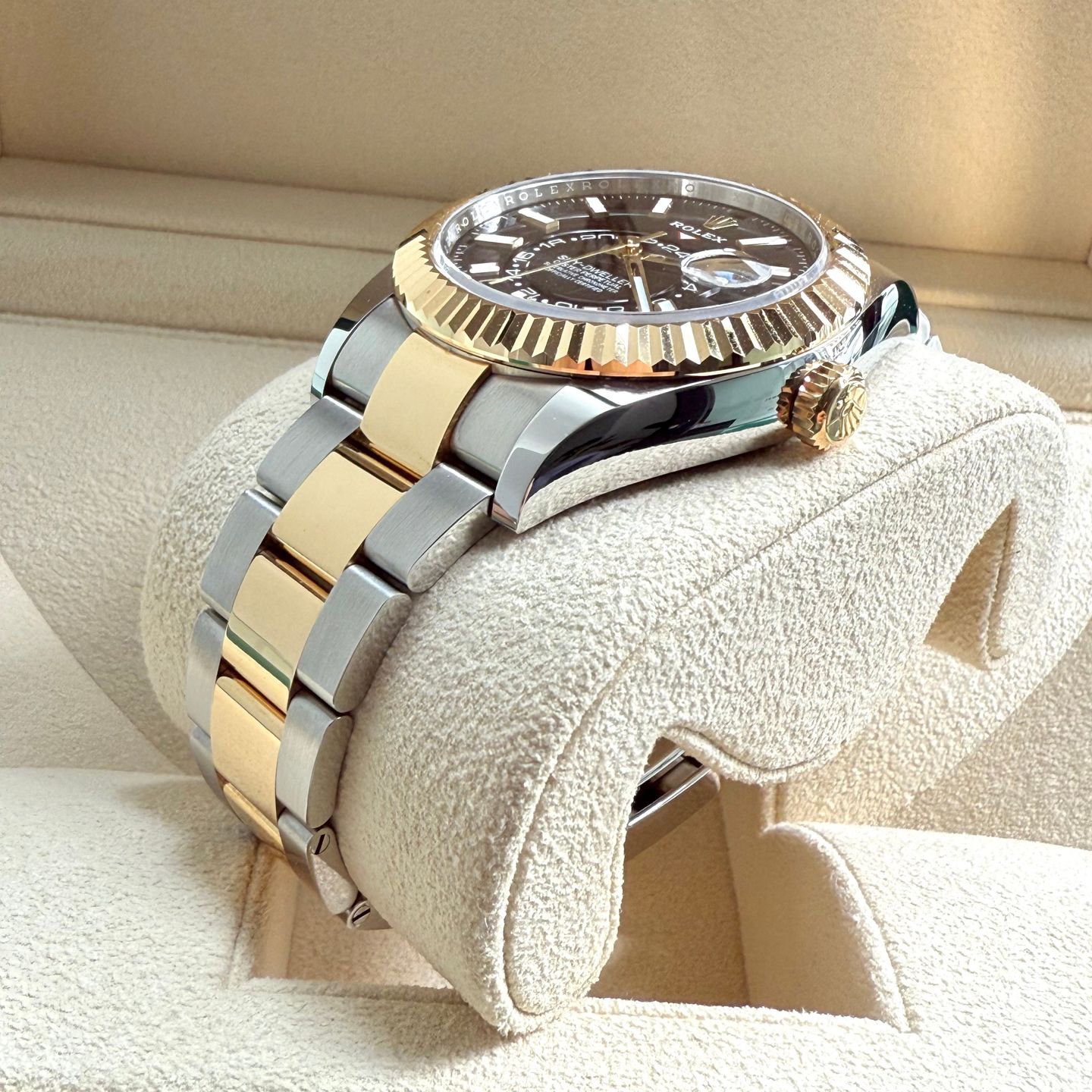 Rolex Sky-Dweller 326933 (2022) - Zwart wijzerplaat 42mm Goud/Staal (4/7)