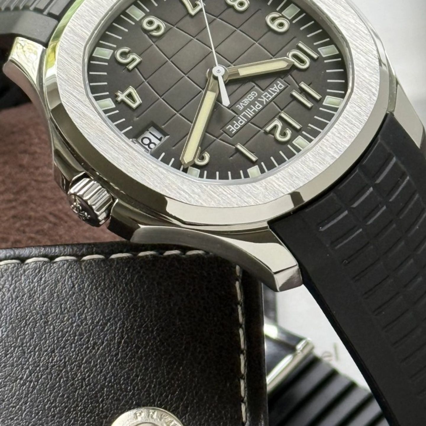 Patek Philippe Aquanaut 5167 (2008) - Brown dial 41 mm Steel case (3/8)