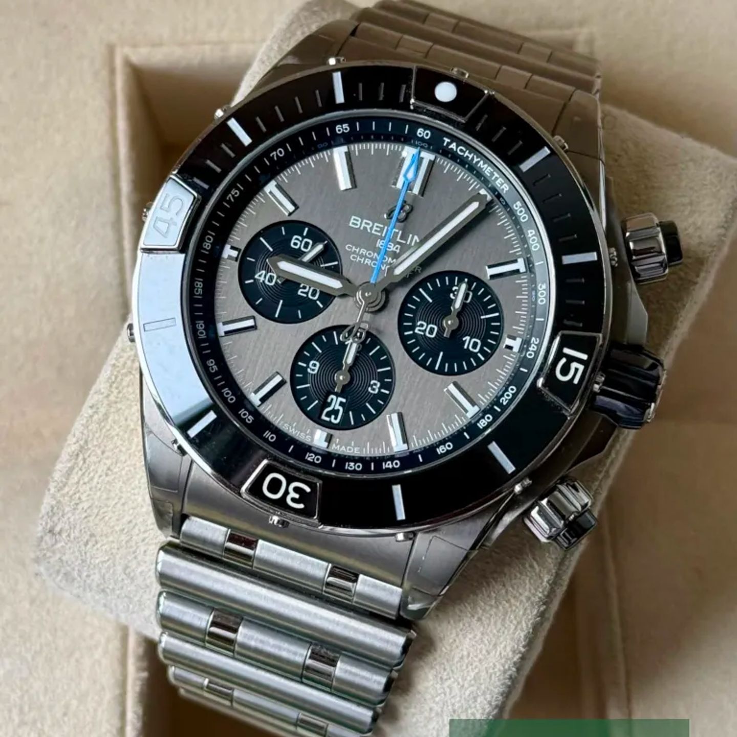 Breitling Super Chronomat EB0136251M1E1 (2024) - Grey dial 44 mm Titanium case (2/6)