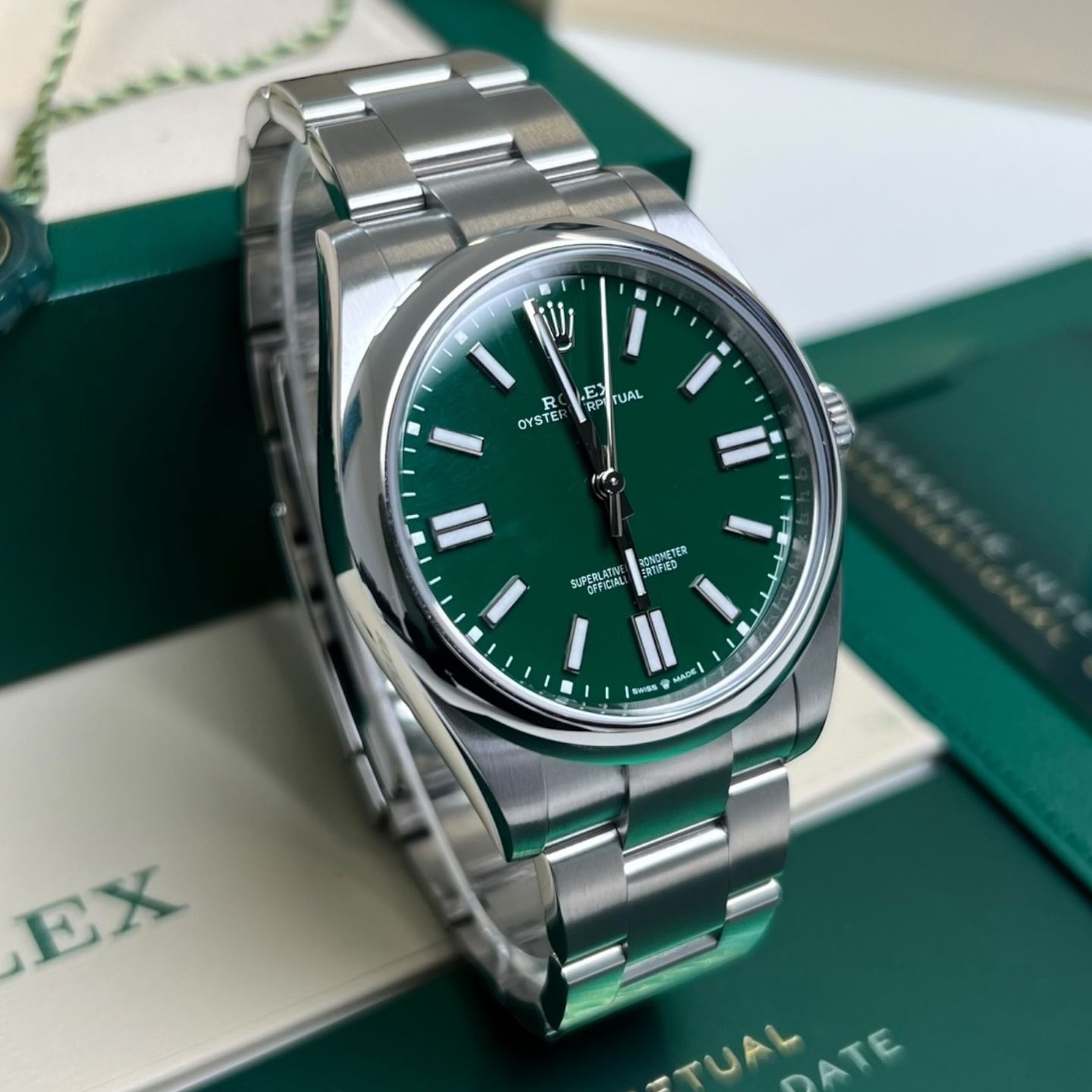 Rolex Oyster Perpetual 41 124300 (2024) - Green dial 41 mm Steel case (2/7)