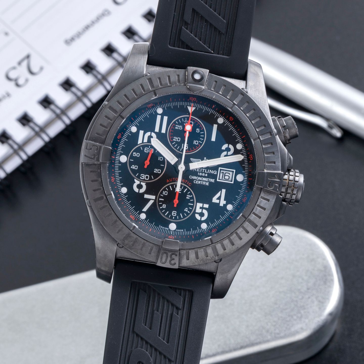 Breitling Super Avenger M13370 (2009) - Black dial 48 mm Steel case (3/8)