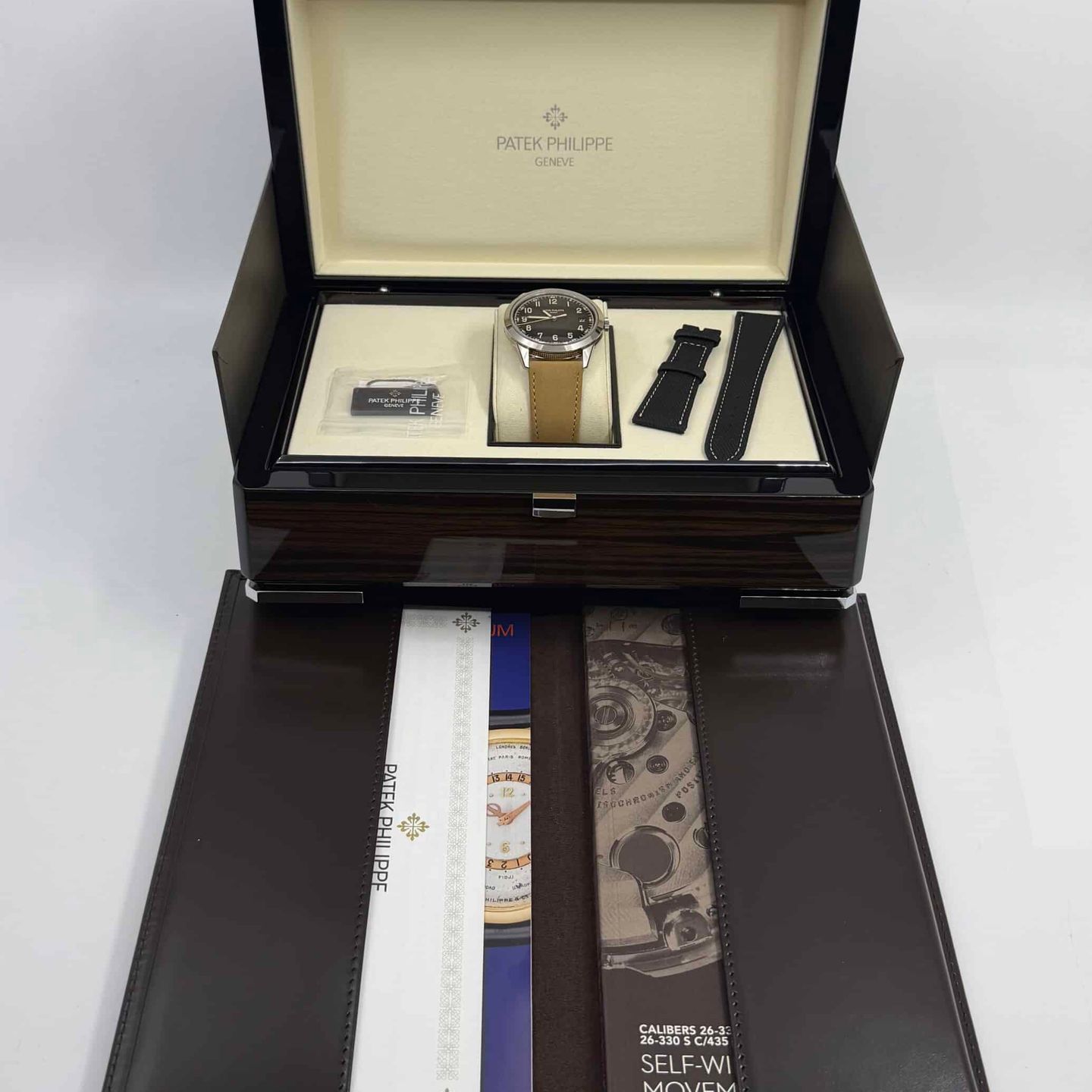 Patek Philippe Calatrava 5226G-001 - (3/8)