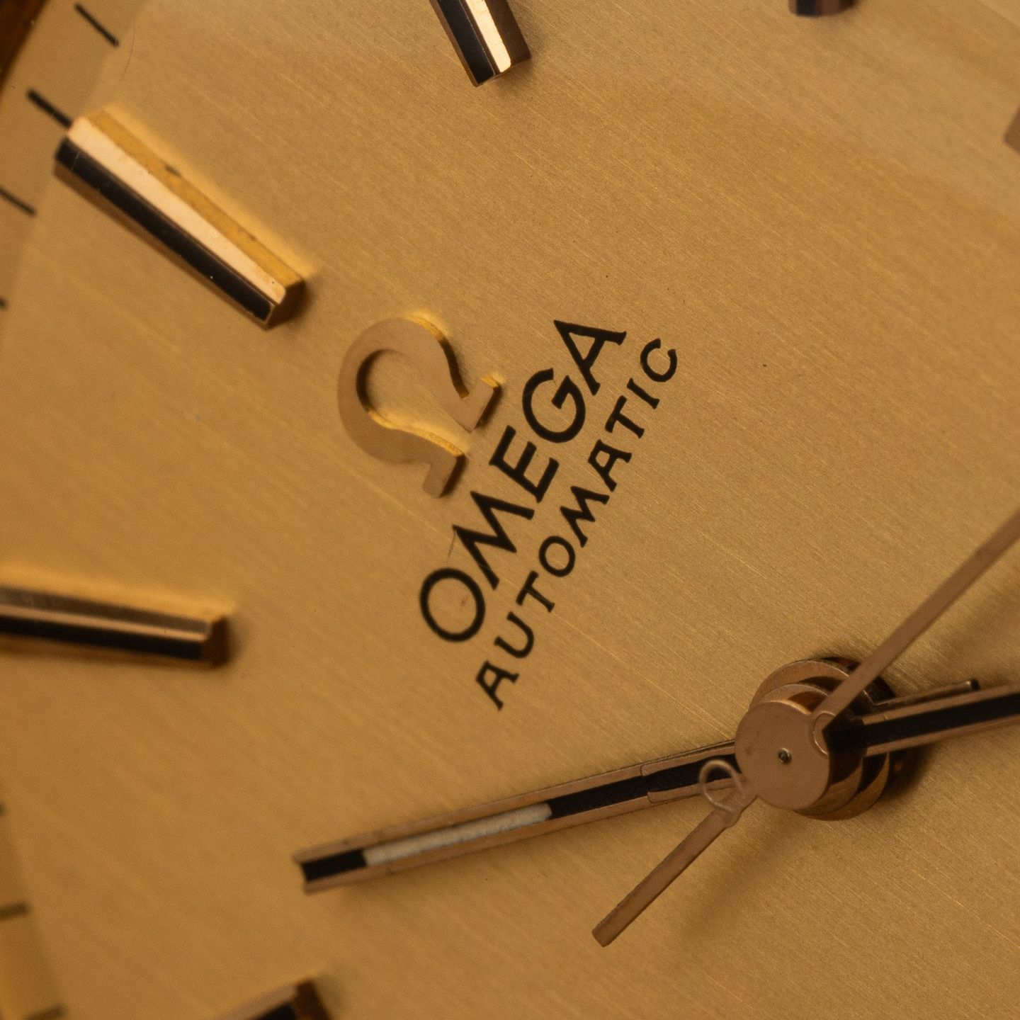Omega Seamaster 166.0204 (1977) - Black dial 35 mm Gold/Steel case (3/8)