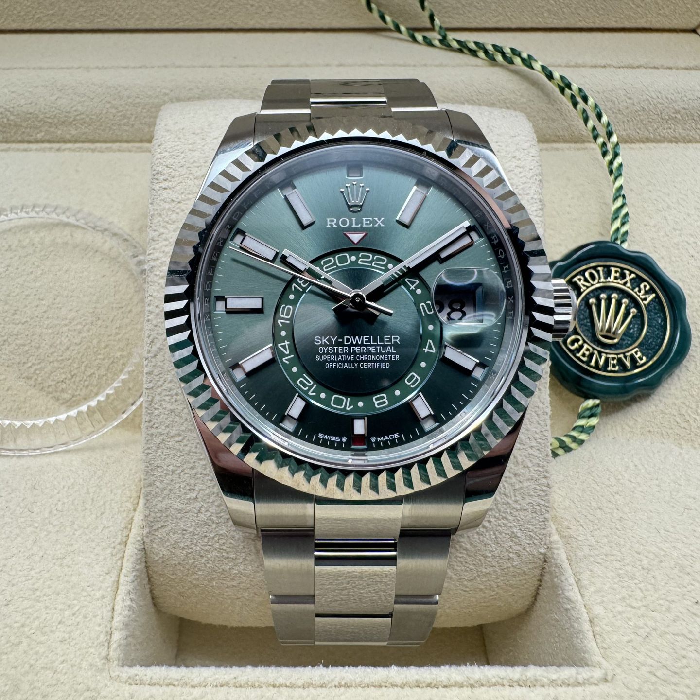 Rolex Sky-Dweller 336934 (2024) - Green dial 42 mm Gold/Steel case (1/8)