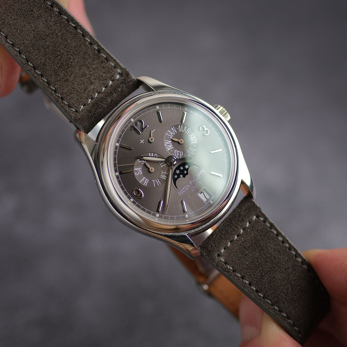 Patek Philippe Annual Calendar 5146G-010 (Onbekend (willekeurig serienummer)) - Grijs wijzerplaat 39mm Witgoud (2/8)