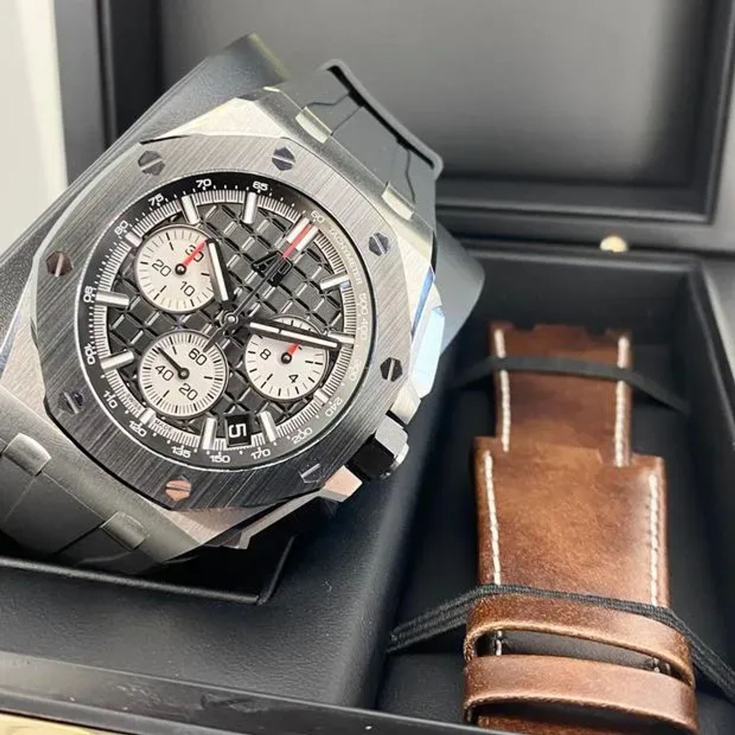 Audemars Piguet Royal Oak Offshore Chronograph 26420SO.OO.A002CA.01 (2025) - Black dial 43 mm Steel case (2/6)