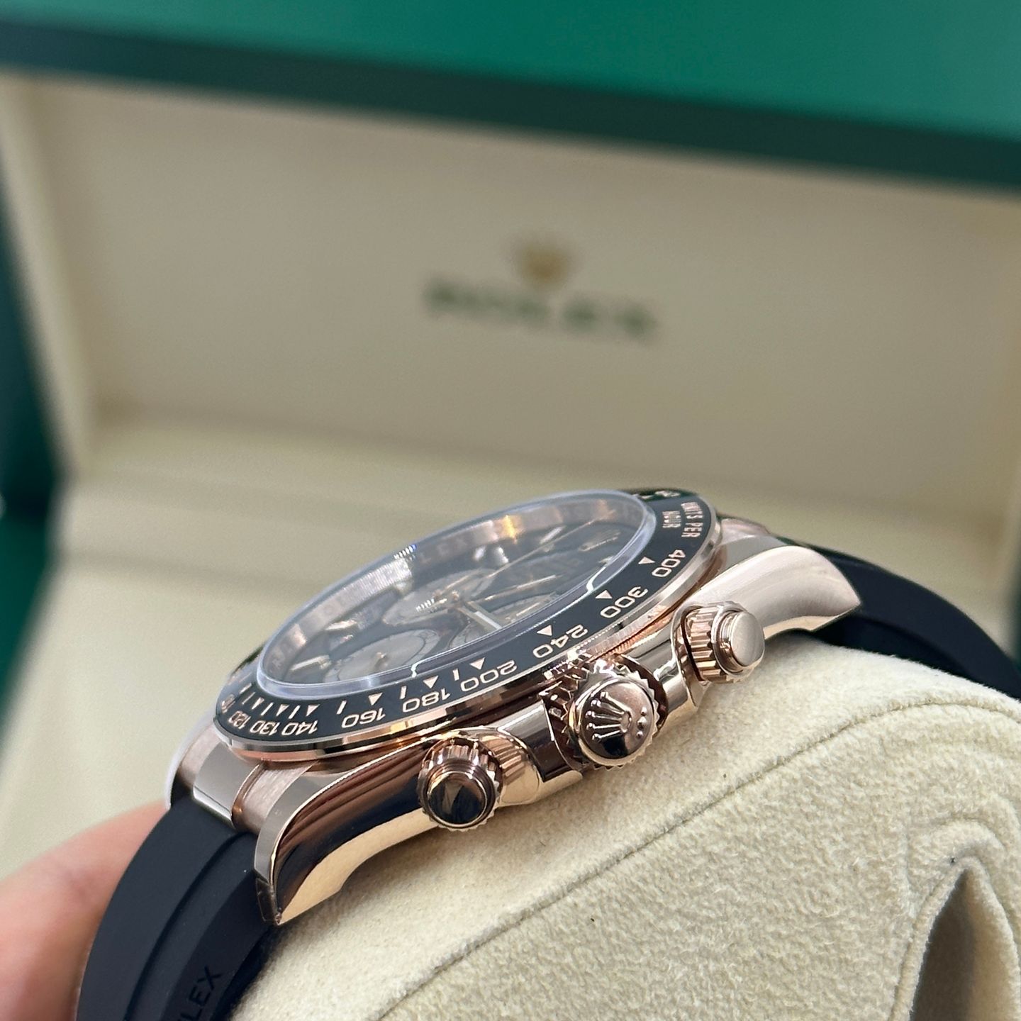 Rolex Daytona 126515LN (2025) - Pink dial 40 mm Rose Gold case (2/8)