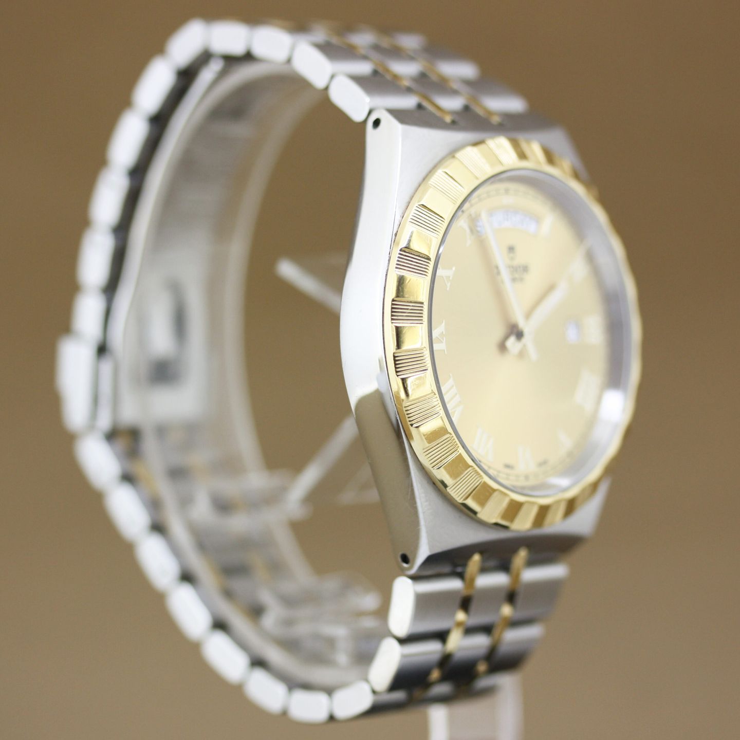 Tudor Royal 28603 (2022) - Champagne wijzerplaat 41mm Staal (4/8)