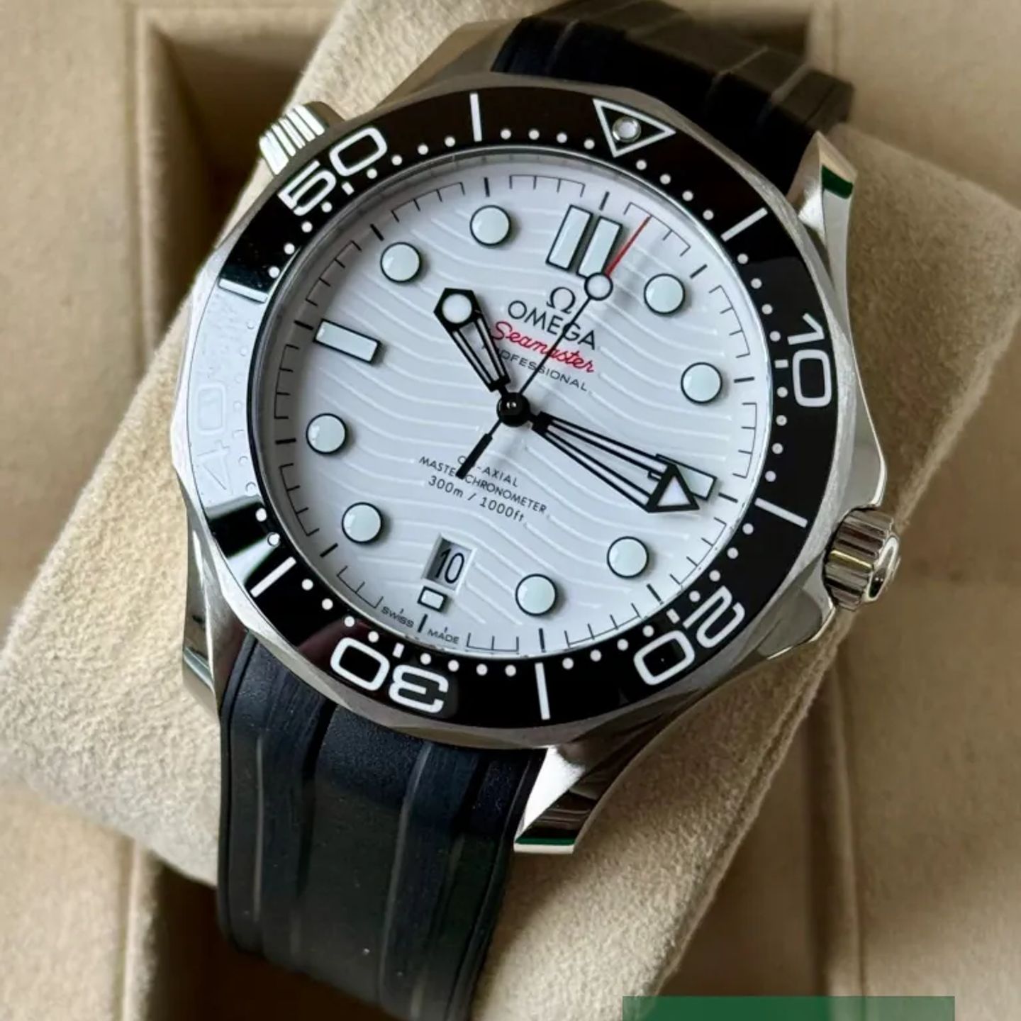 Omega Seamaster Diver 300 M 210.30.42.20.04.001 (2022) - White dial 42 mm Steel case (3/7)