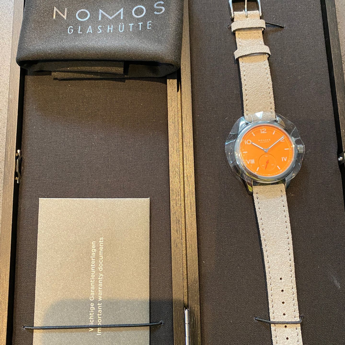 NOMOS Club 710 (2023) - Oranje wijzerplaat 36mm Staal (6/6)