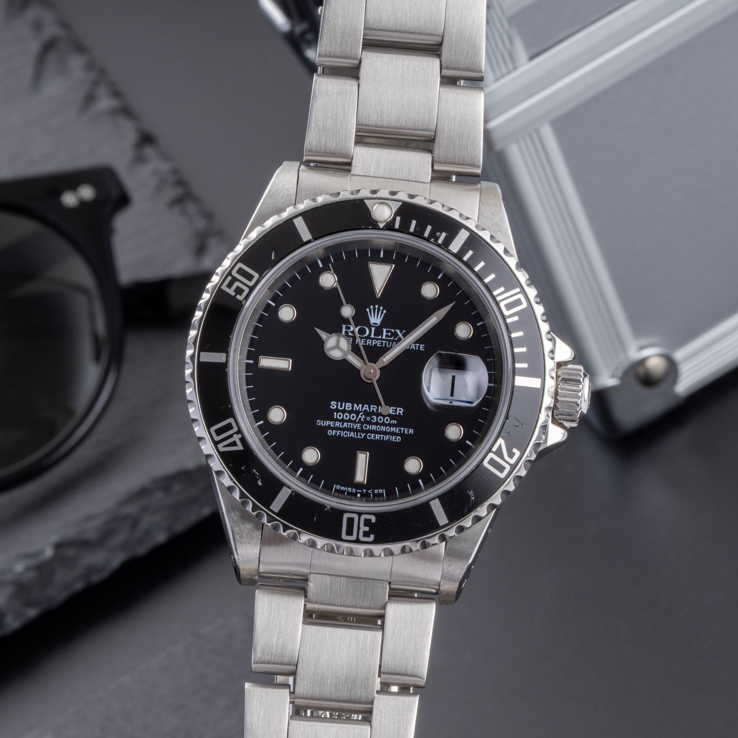 Rolex Submariner Date 16610 (1997) - Black dial 40 mm Steel case (3/8)