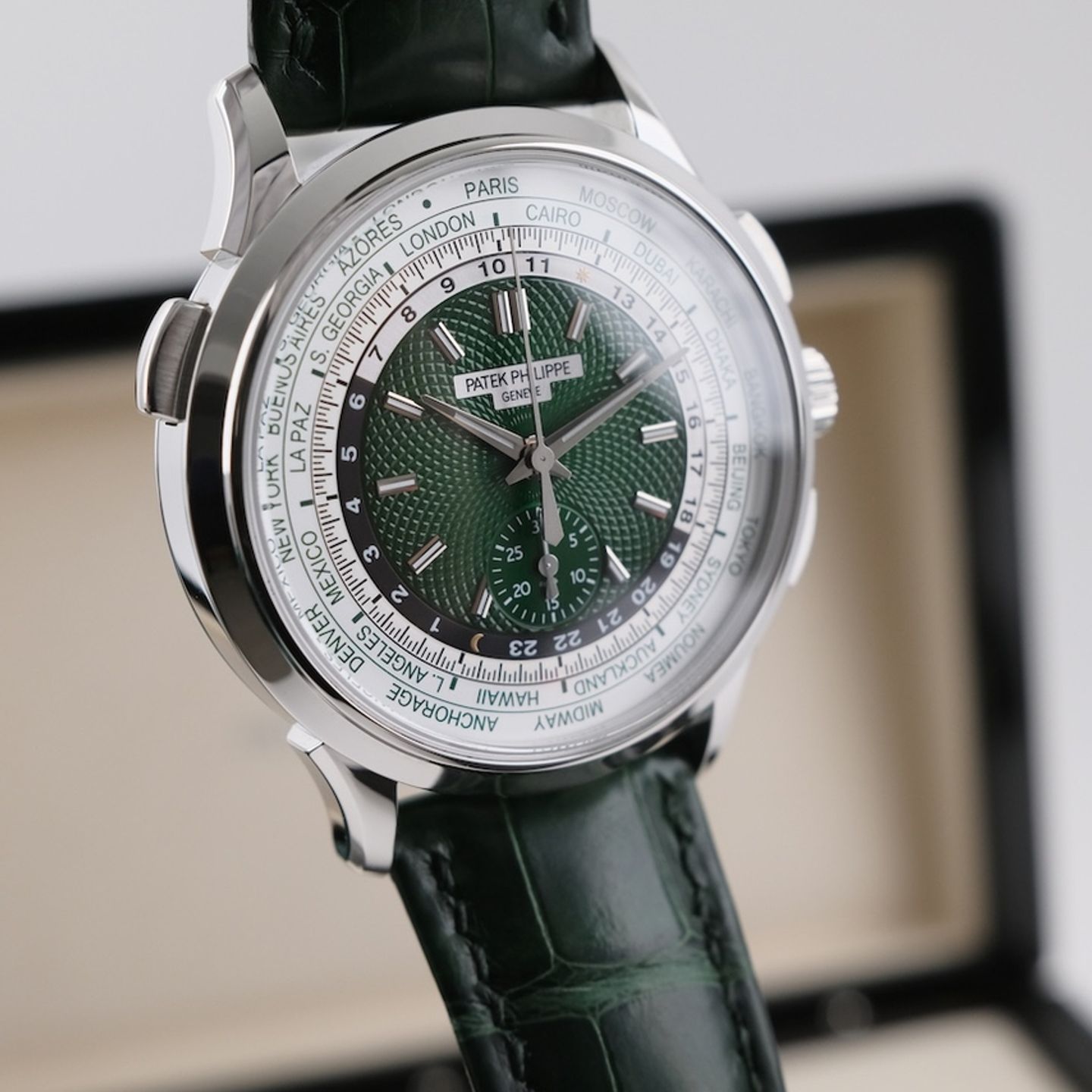 Patek Philippe World Time Chronograph 5930P-001 (2022) - Green dial 40 mm Platinum case (4/8)