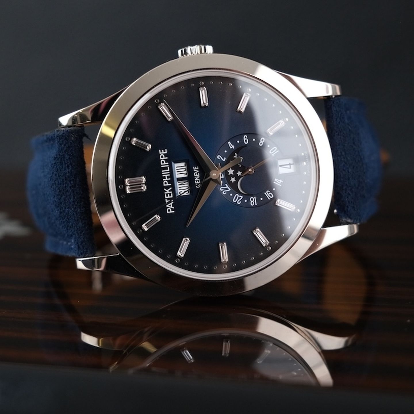 Patek Philippe Annual Calendar 5396G-017 (2024) - Blue dial 39 mm White Gold case (5/8)