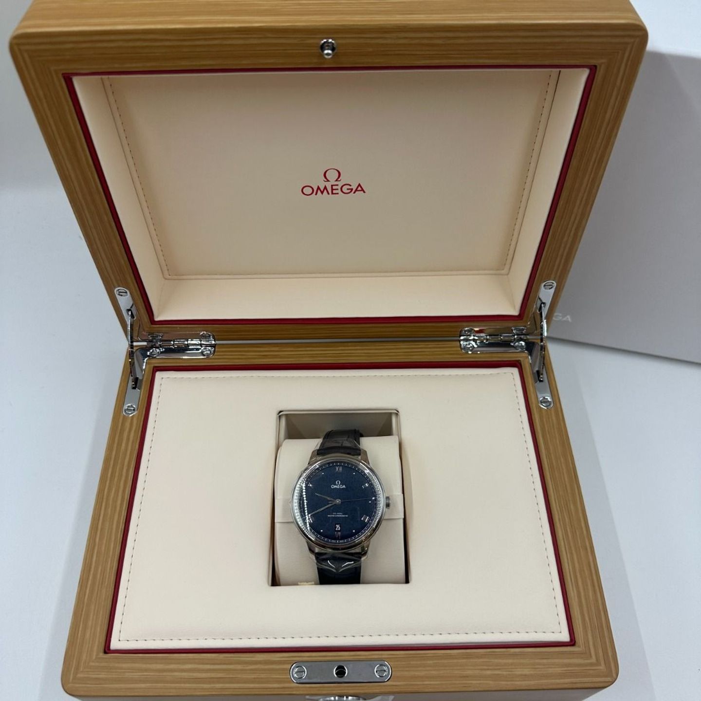 Omega De Ville 434.13.40.20.03.001 (2024) - Blue dial 40 mm Steel case (4/8)