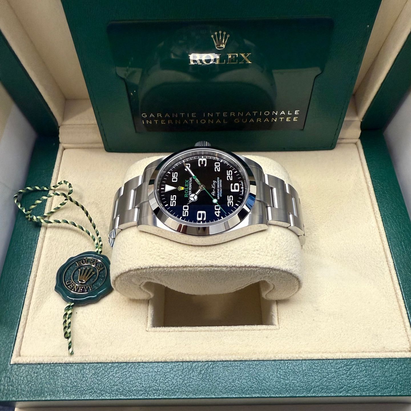 Rolex Air-King 126900 (2024) - Black dial 40 mm Steel case (4/6)