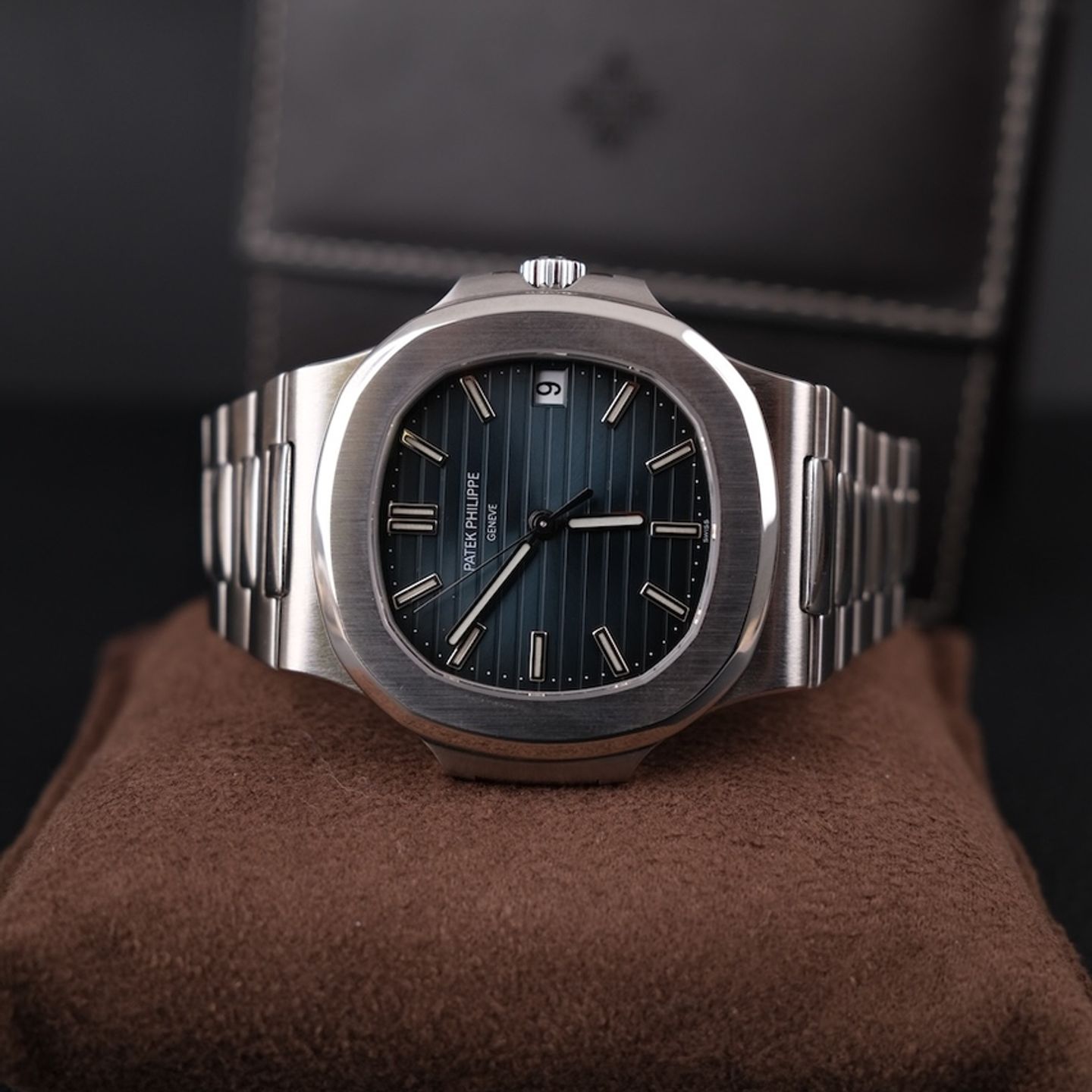 Patek Philippe Nautilus 5711 (2009) - Blue dial 40 mm Steel case (1/8)