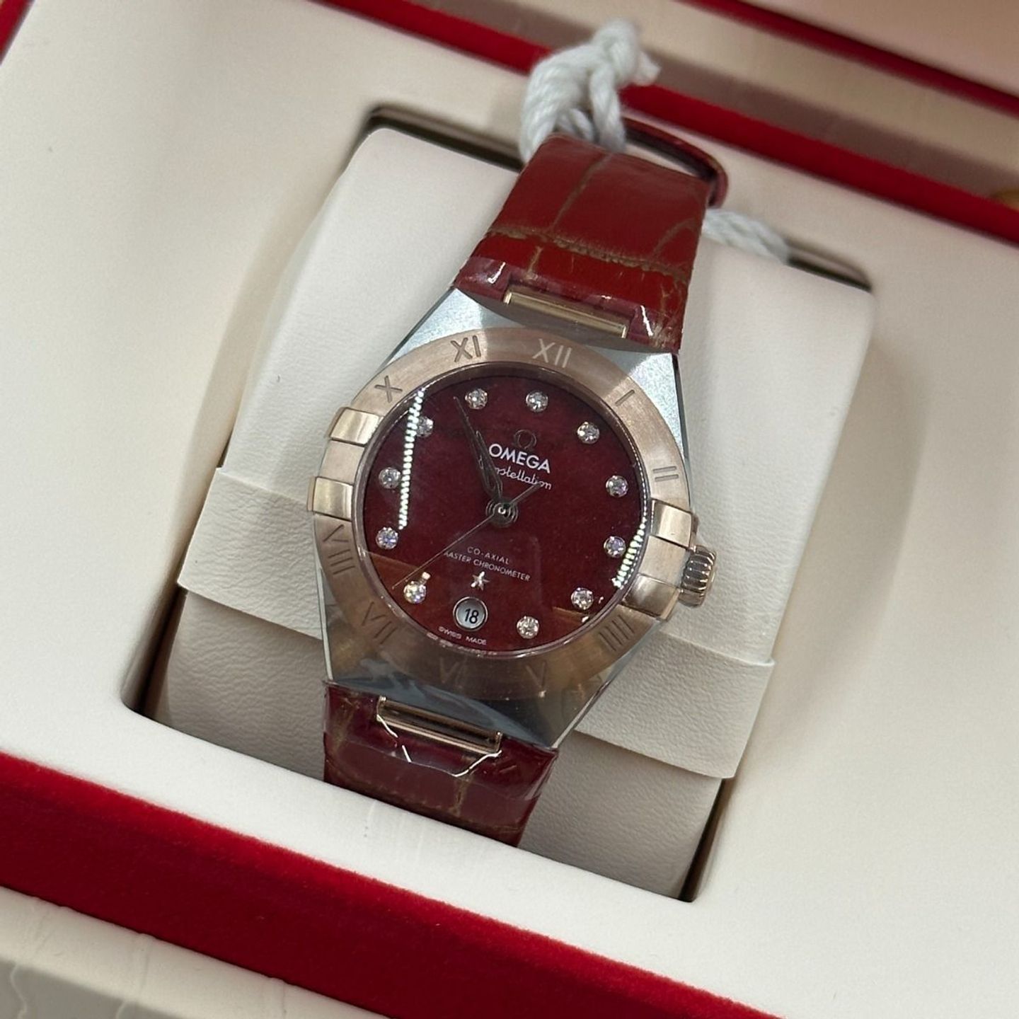 Omega Constellation 131.23.29.20.99.002 (2024) - Red dial 29 mm Steel case (8/8)