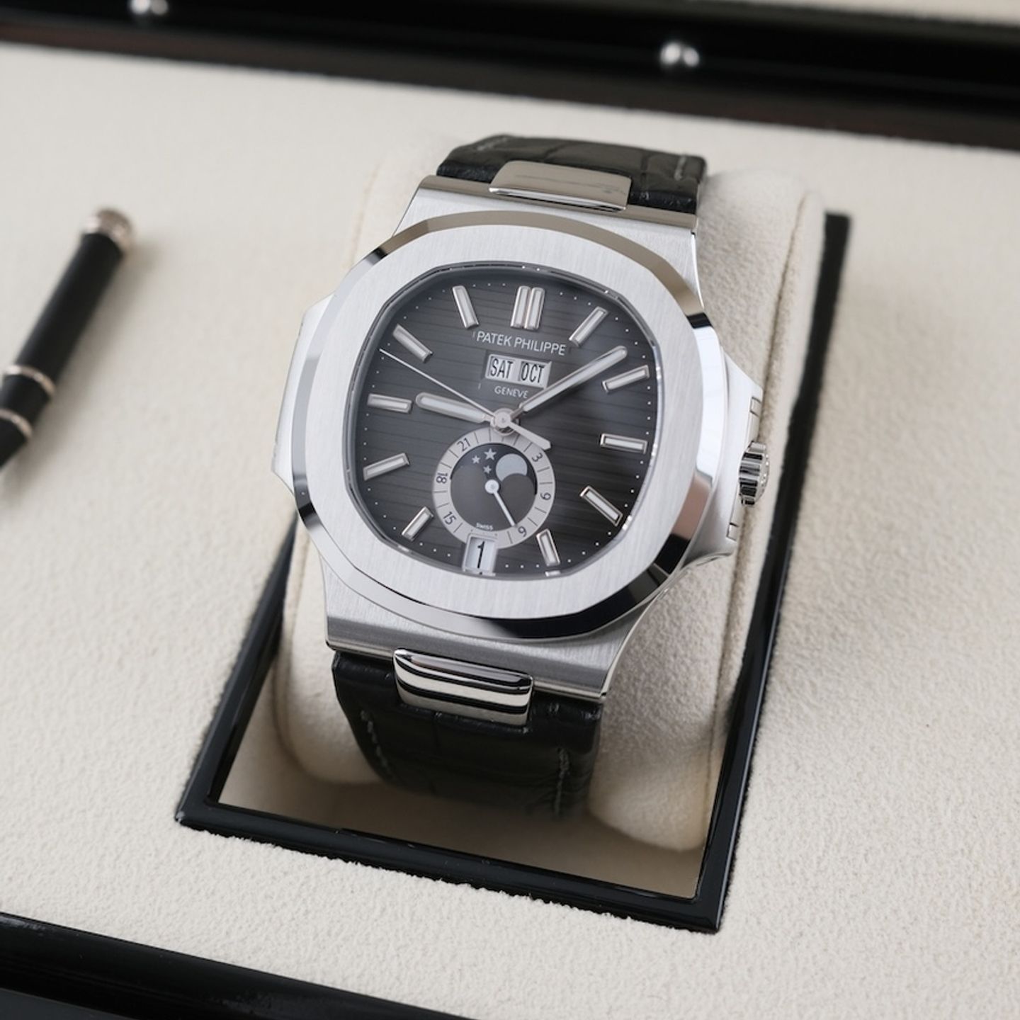 Patek Philippe Nautilus 5726A-001 (2021) - Black dial 41 mm Steel case (2/8)