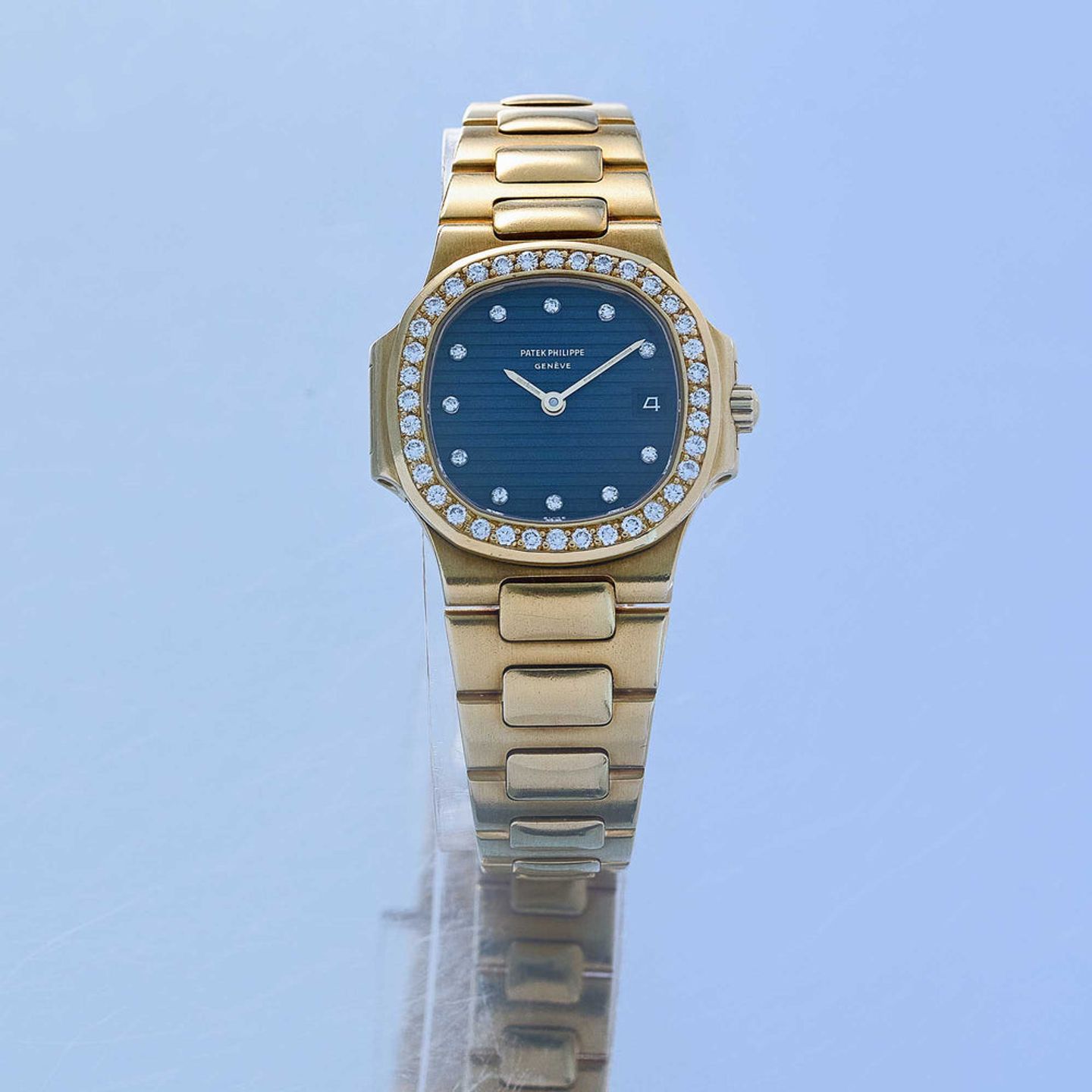 Patek Philippe Nautilus 4700 (1990) - Black dial 27 mm Yellow Gold case (2/10)