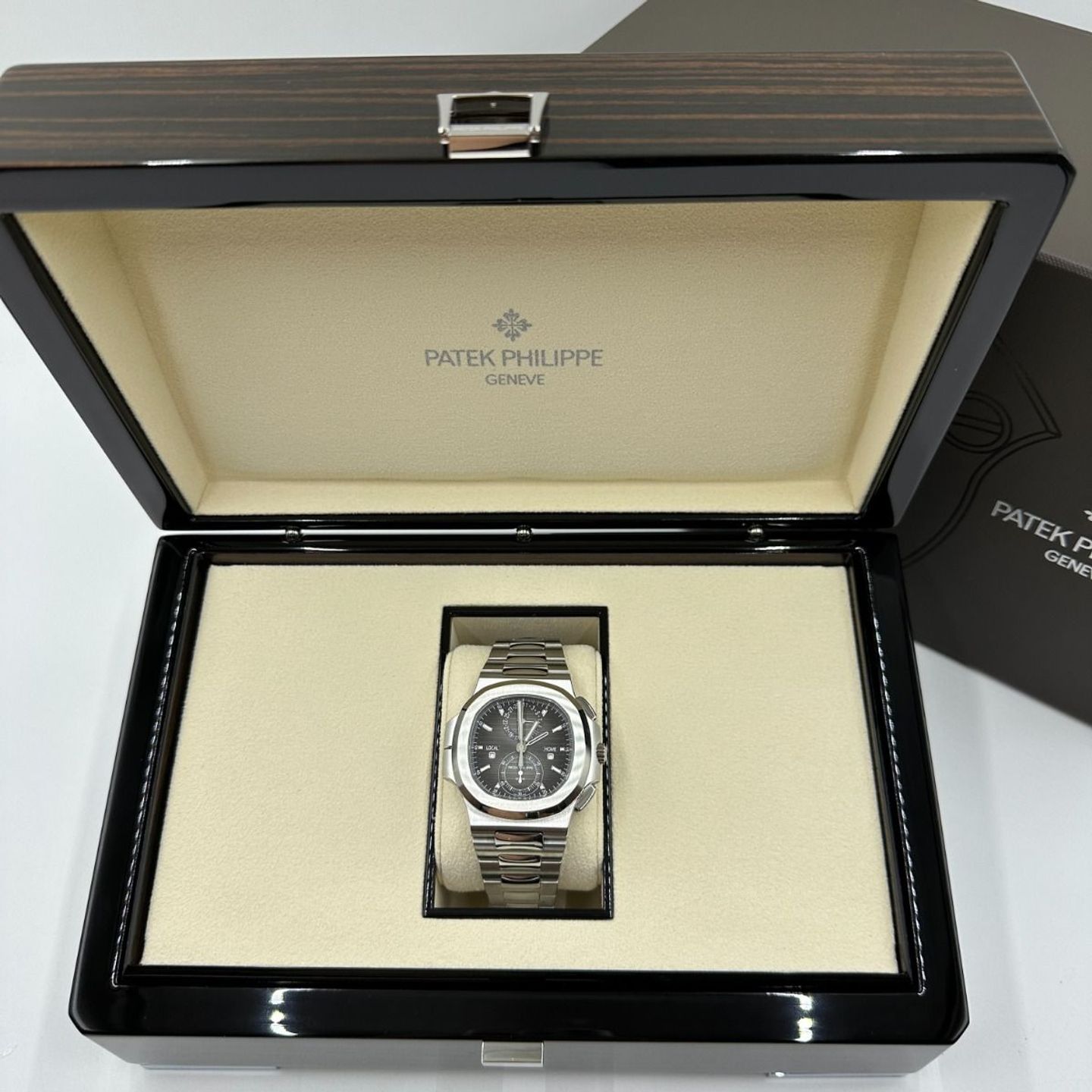 Patek Philippe Nautilus 5990/1A-001 (2021) - Black dial 40 mm Steel case (8/8)