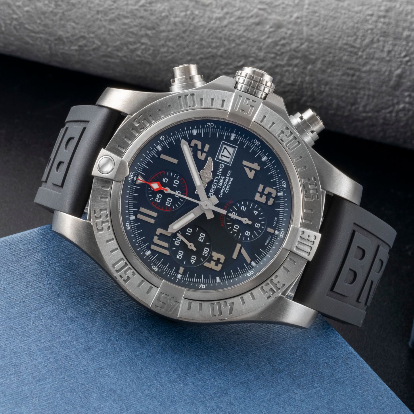Breitling Avenger Bandit E1338310/M534 (Unknown (random serial)) - Grey dial 45 mm Titanium case (2/8)