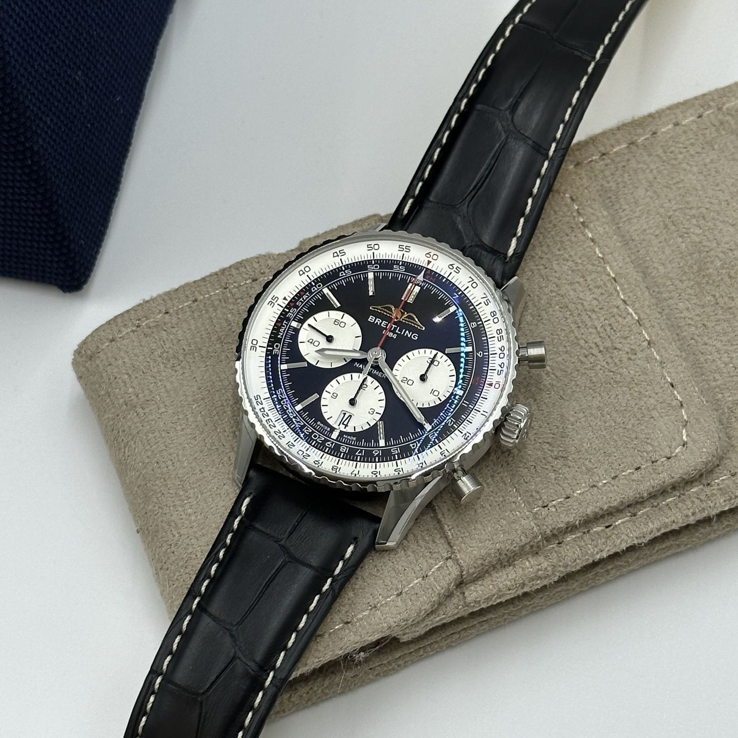 Breitling Navitimer 1 B01 Chronograph AB0138211B1P1 (2023) - Black dial 43 mm Steel case (4/8)