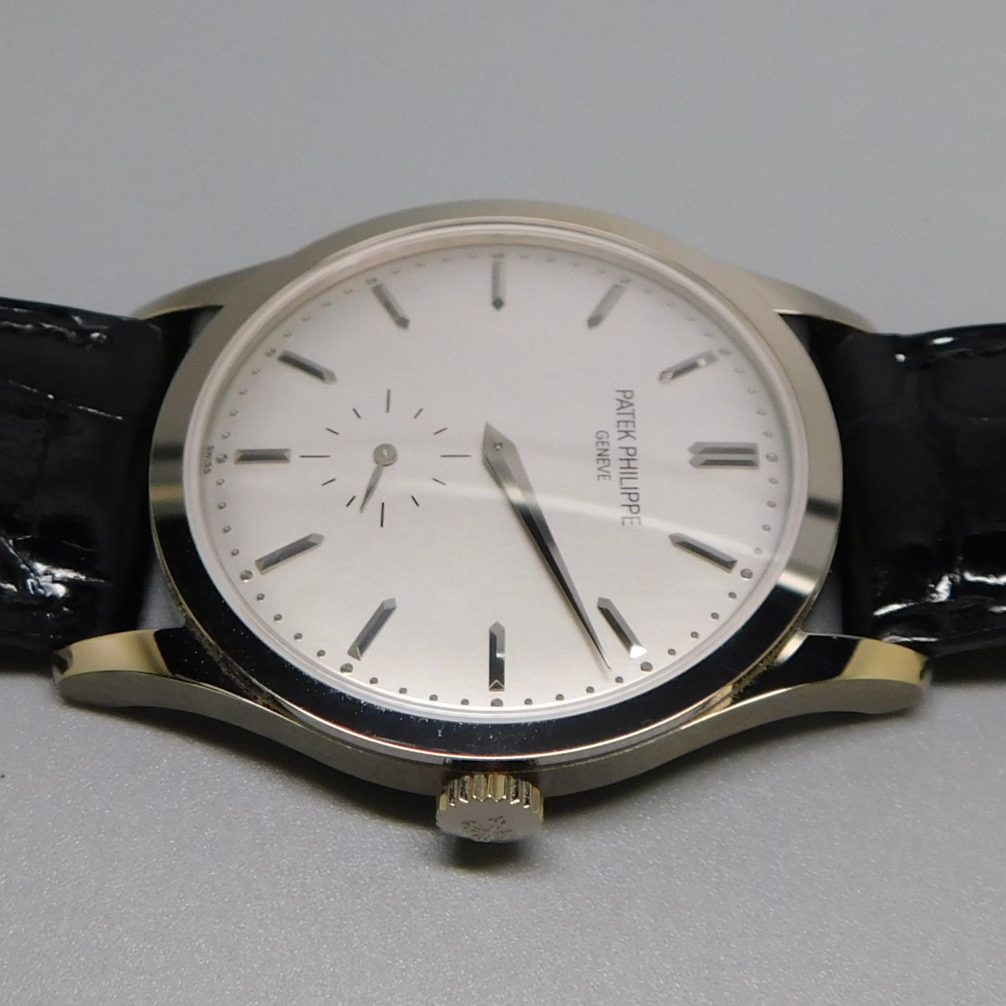 Patek Philippe Calatrava 5196G (2021) - Silver dial 38 mm White Gold case (3/7)