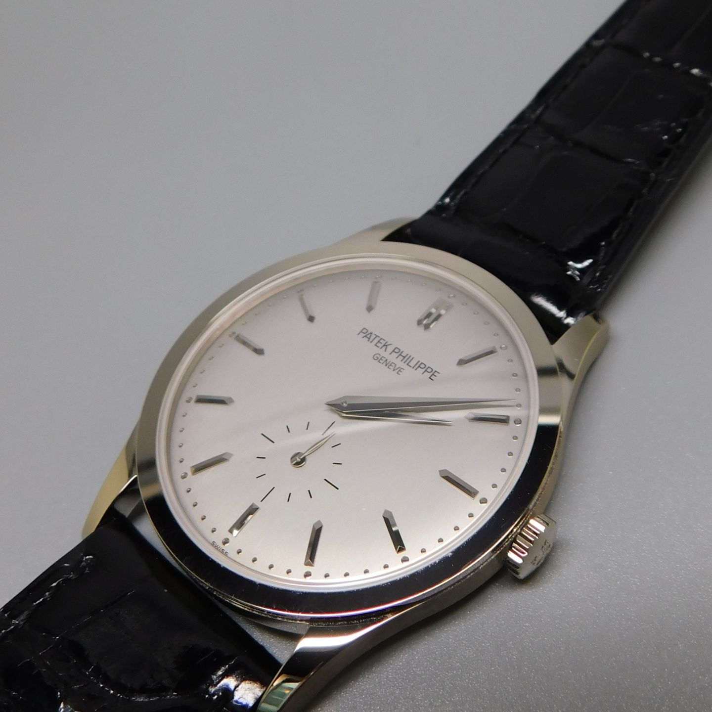 Patek Philippe Calatrava 5196G (2021) - Silver dial 38 mm White Gold case (2/7)