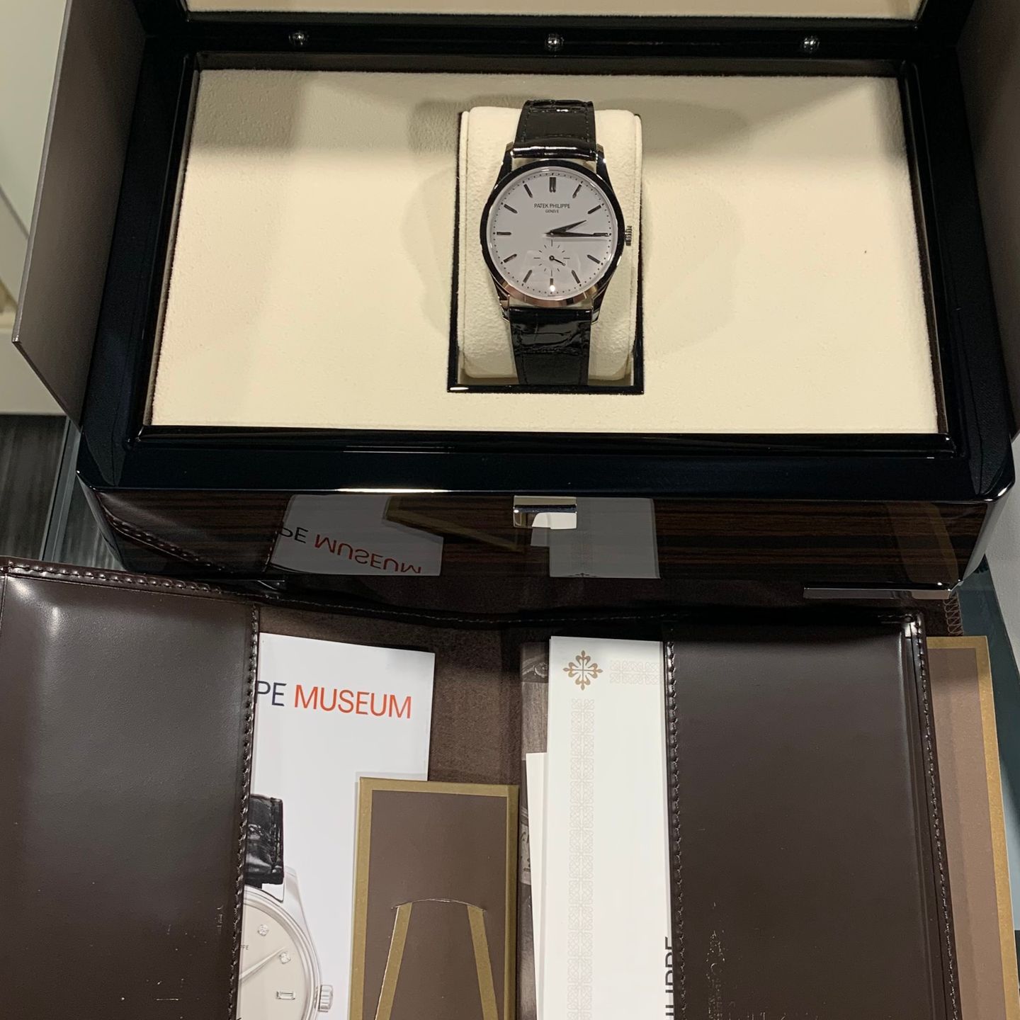Patek Philippe Calatrava 5196G (2021) - Silver dial 38 mm White Gold case (7/7)