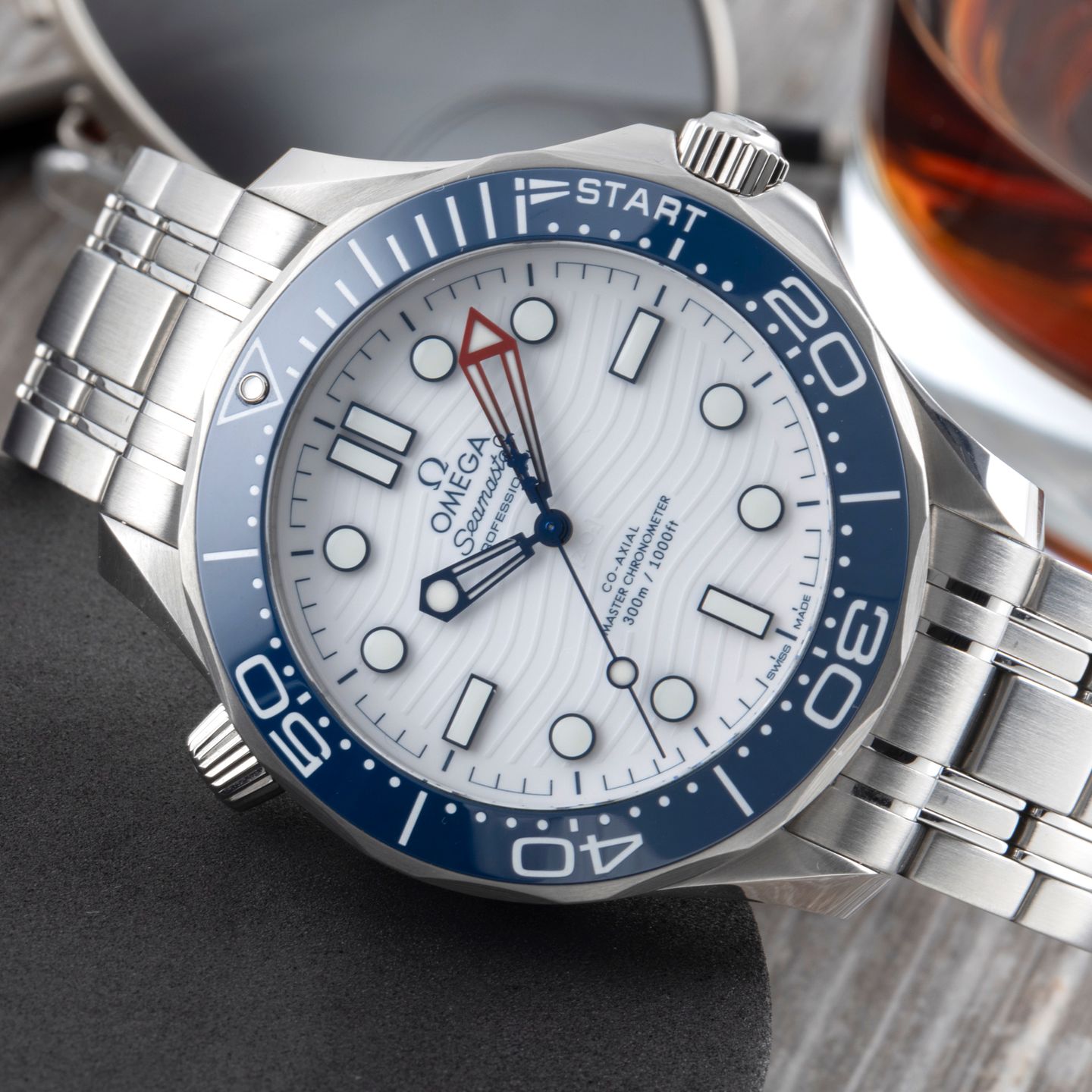Omega Seamaster Diver 300 M 210.30.42.20.04.002 (Unknown (random serial)) - White dial 42 mm Steel case (2/8)