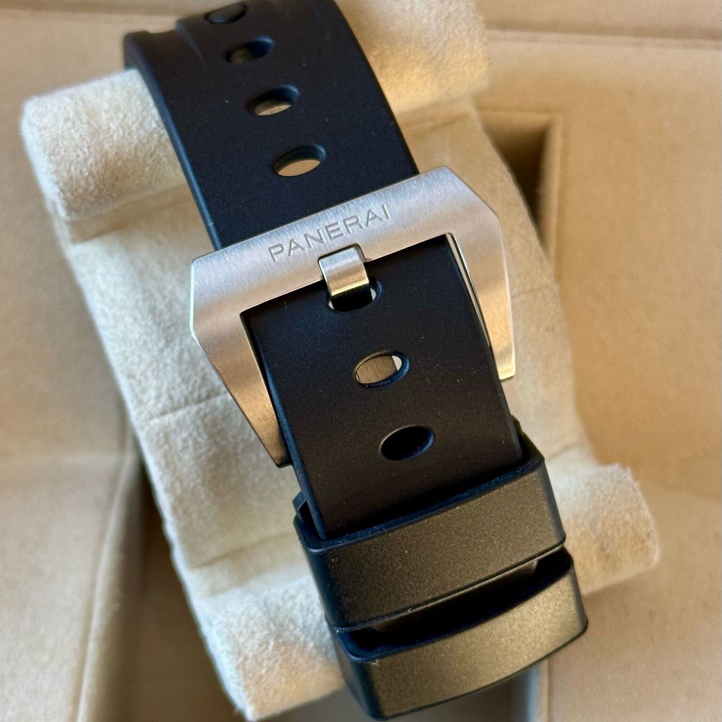 Panerai Luminor Base Logo PAM01086 (2024) - Black dial 44 mm Steel case (6/8)