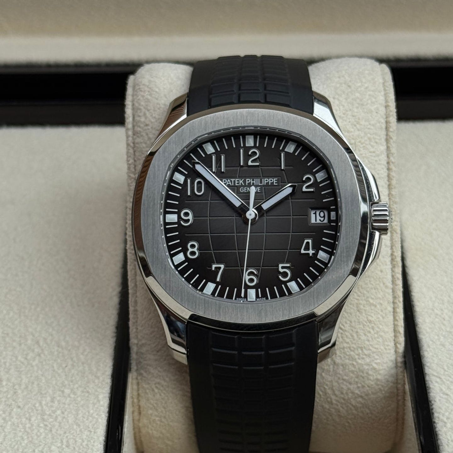 Patek Philippe Aquanaut 5167A-001 (2025) - Black dial 40 mm Steel case (2/5)