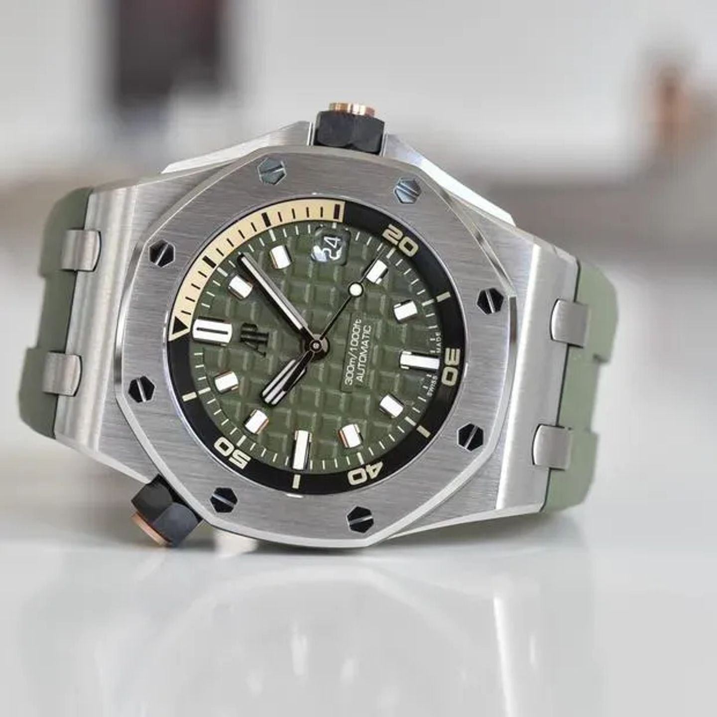 Audemars Piguet Royal Oak Offshore Diver 15720ST.OO.A052CA.01 (2023) - Green dial 42 mm Steel case (2/6)