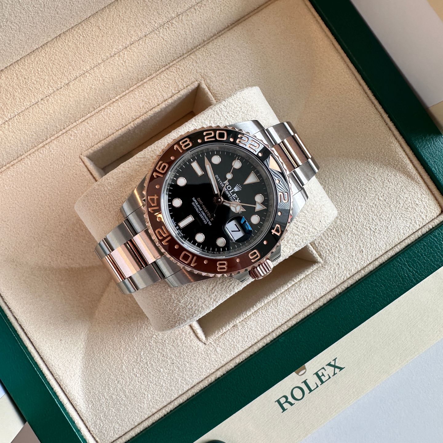 Rolex GMT-Master II 126711CHNR (2023) - Zwart wijzerplaat 40mm Goud/Staal (2/3)