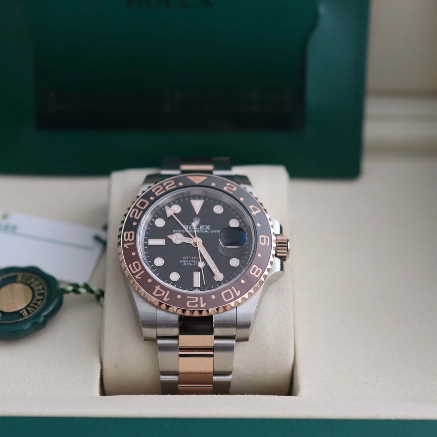 Rolex GMT-Master II 126711CHNR (2025) - Black dial 40 mm Gold/Steel case (2/8)