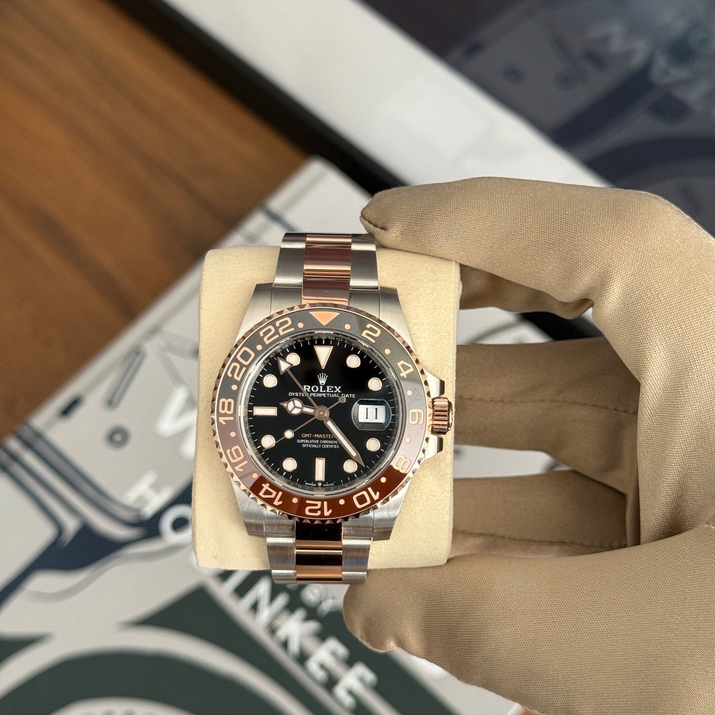 Rolex GMT-Master II 126711CHNR (2025) - Black dial 40 mm Gold/Steel case (1/8)