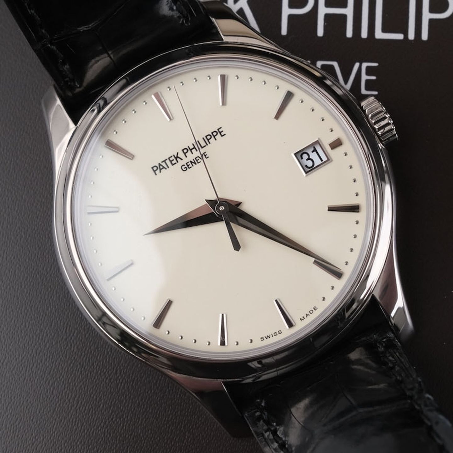Patek Philippe Calatrava 5227G-001 (2019) - Beige dial 39 mm White Gold case (1/8)