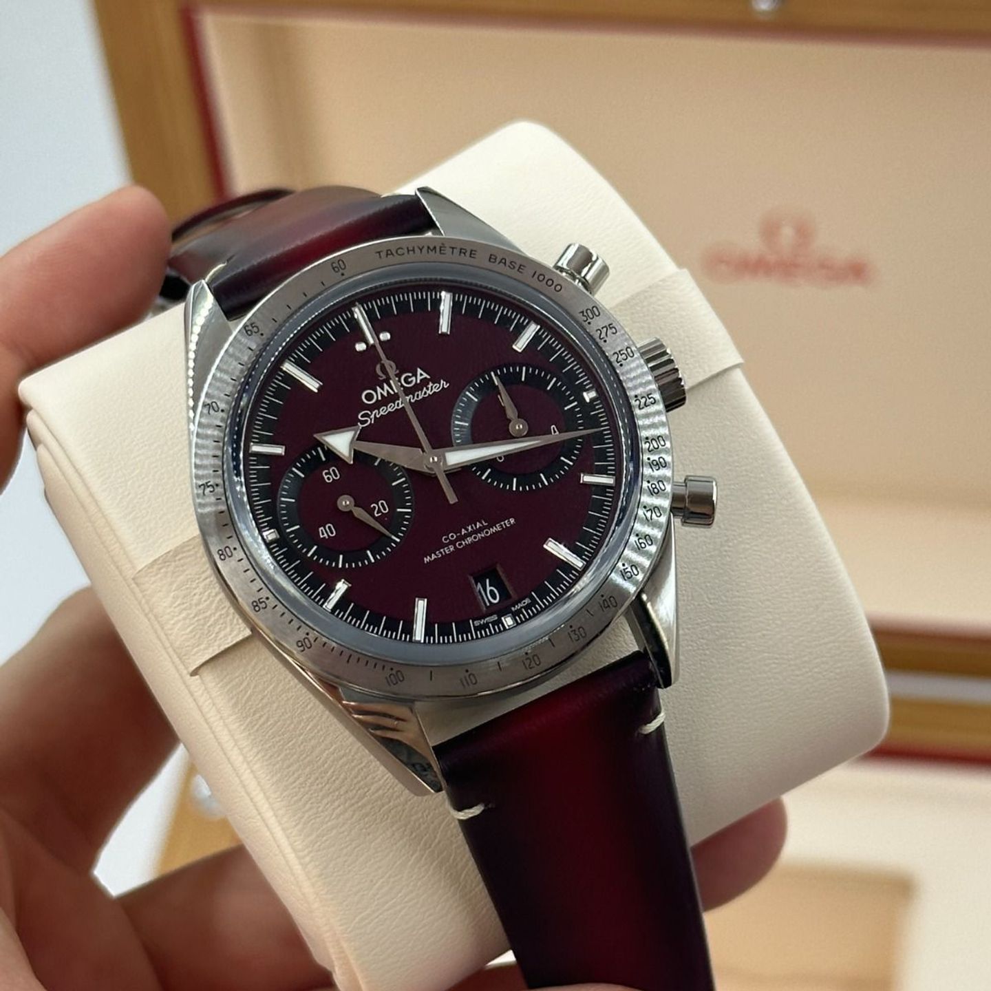 Omega Speedmaster '57 332.12.41.51.11.001 (2024) - Red dial 40 mm Steel case (2/8)