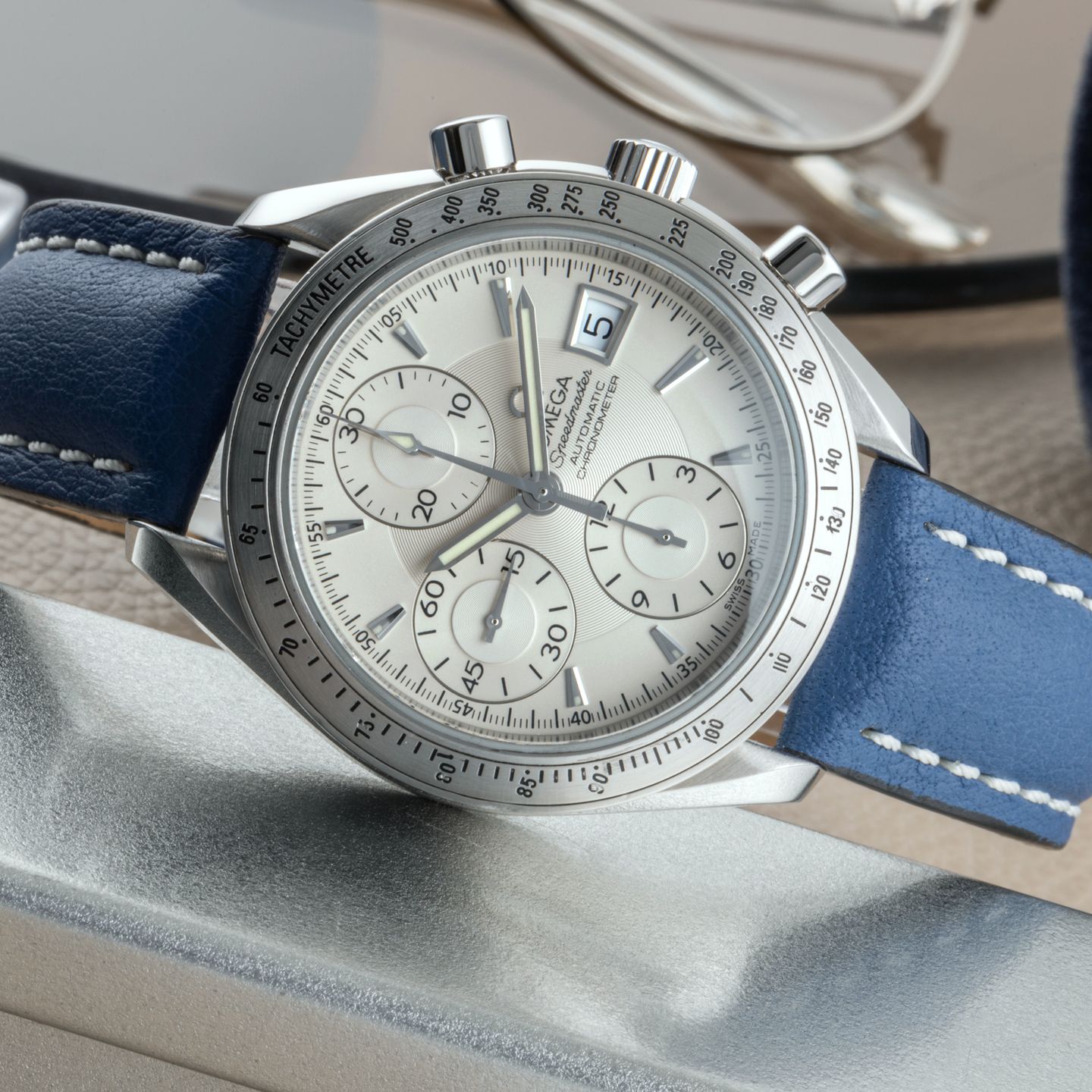 Omega Speedmaster Date 3211.30.00 (Unknown (random serial)) - Silver dial 40 mm Steel case (2/8)