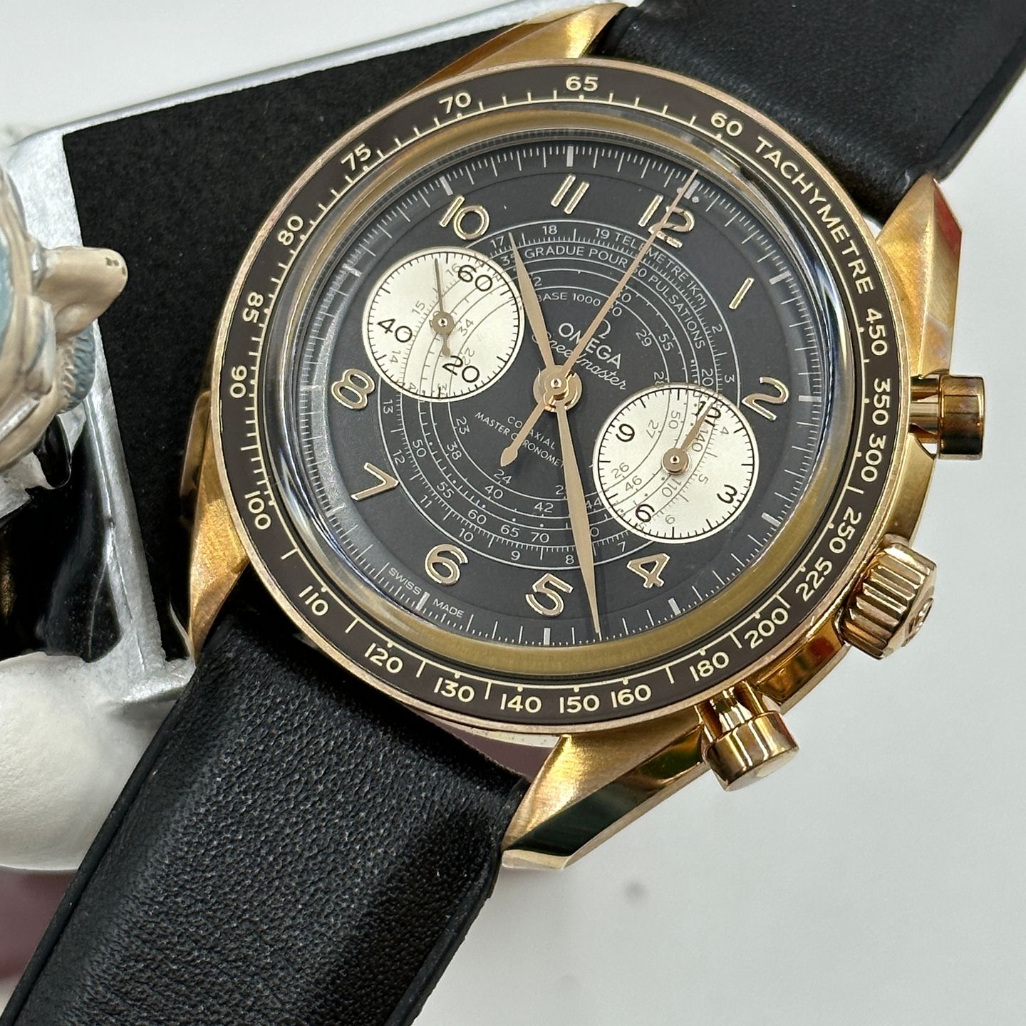 Omega Speedmaster 329.92.43.51.10.001 (2024) - Bruin wijzerplaat 43mm Brons (1/8)