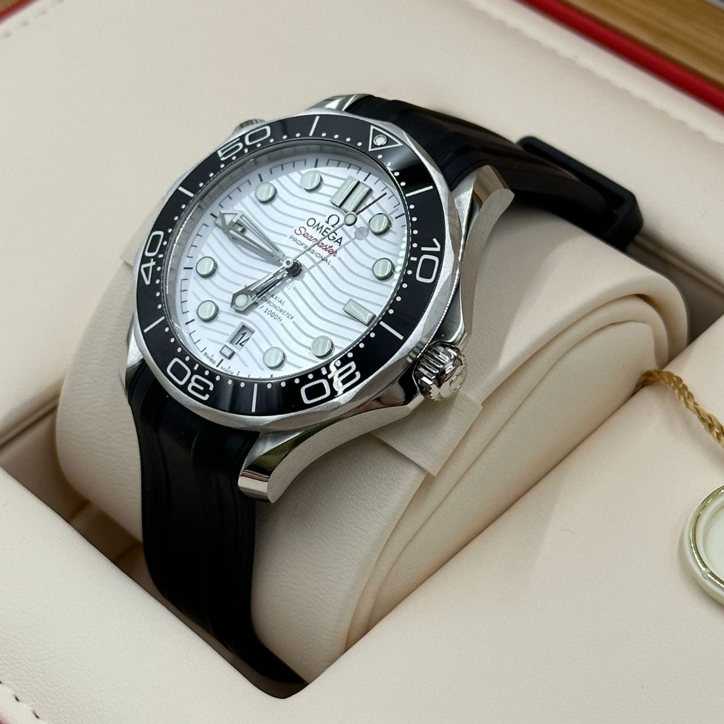 Omega Seamaster Diver 300 M 210.32.42.20.04.001 (2022) - White dial 42 mm Steel case (4/8)