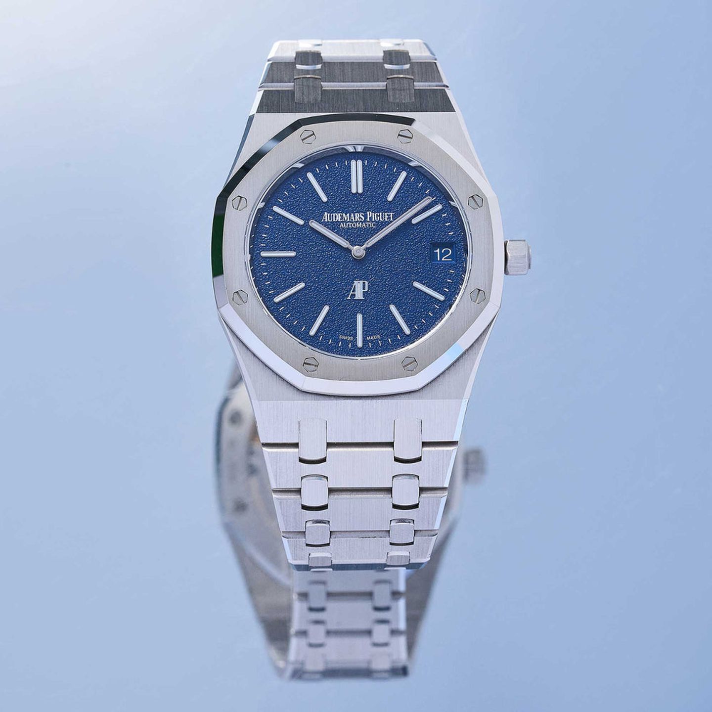 Audemars Piguet Royal Oak Jumbo 16202BC.OO.1240BC.02 (2024) - Blue dial 39 mm White Gold case (2/14)