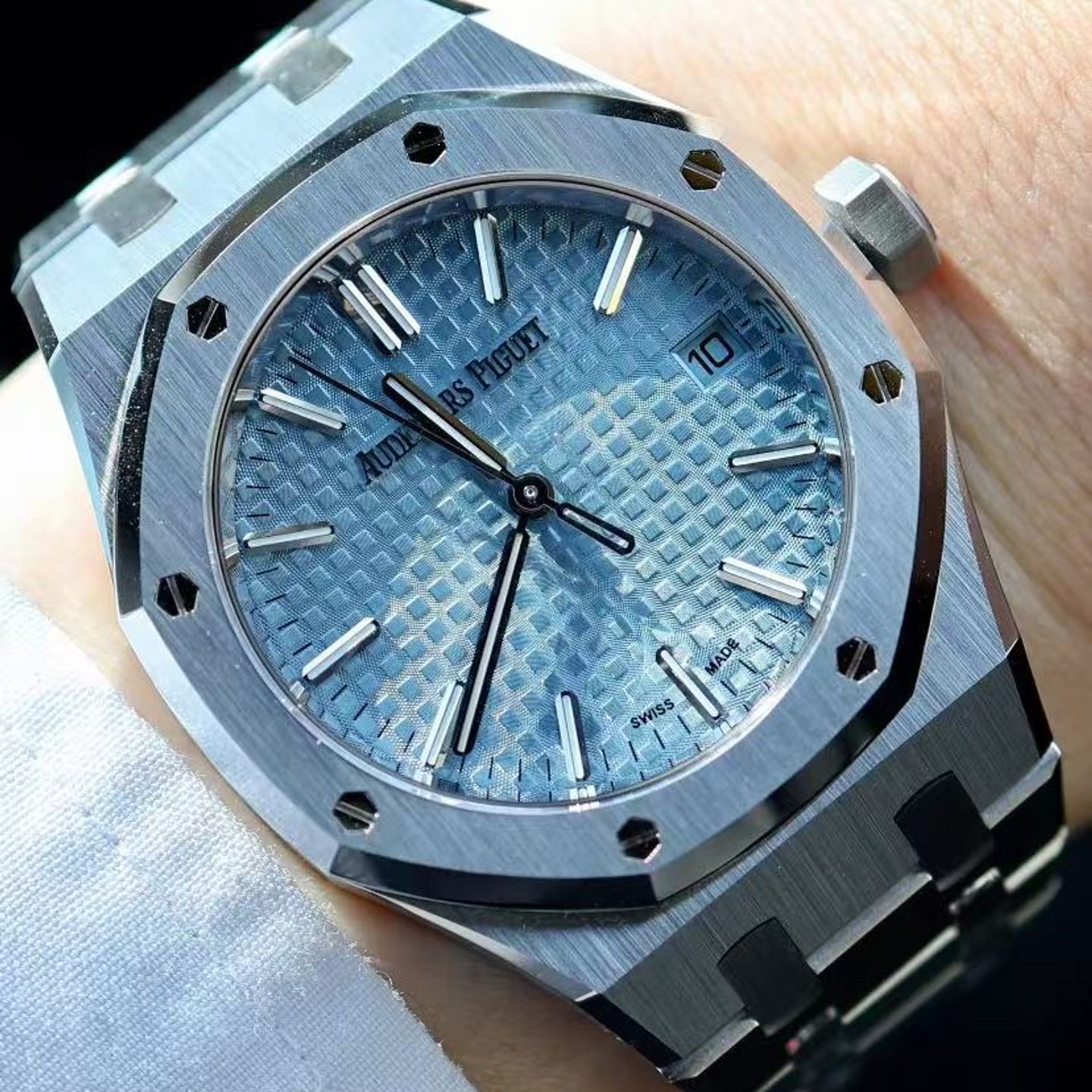 Audemars Piguet Royal Oak Selfwinding 15550ST.OO.1356ST.06 (2025) - Blue dial 37 mm Steel case (4/7)