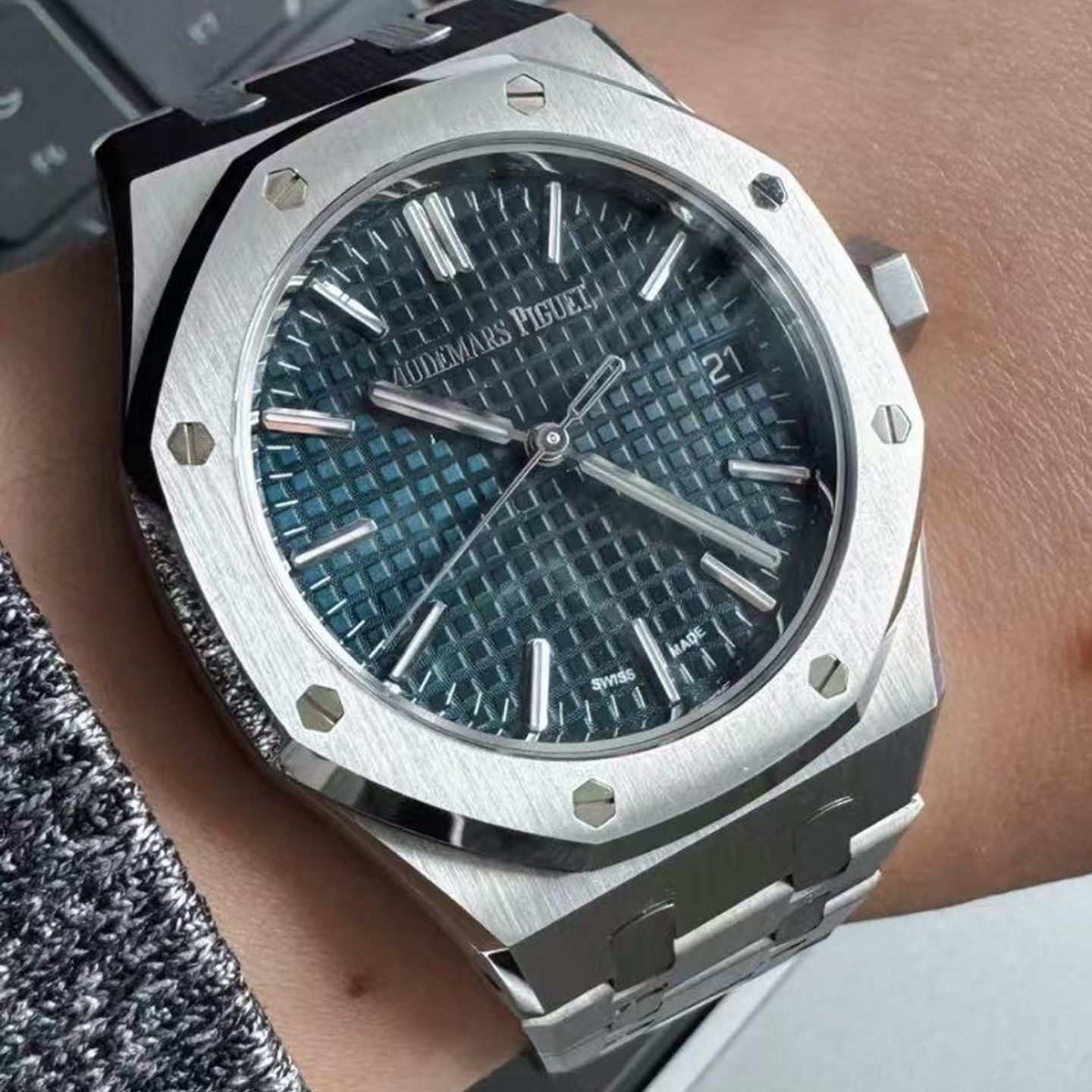 Audemars Piguet Royal Oak Selfwinding 15550ST.OO.1356ST.06 (2025) - Blue dial 37 mm Steel case (1/7)
