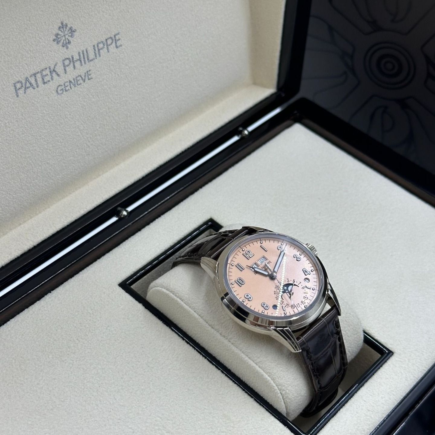 Patek Philippe Perpetual Calendar 5320G-011 (2024) - Roze wijzerplaat 40mm Witgoud (3/8)