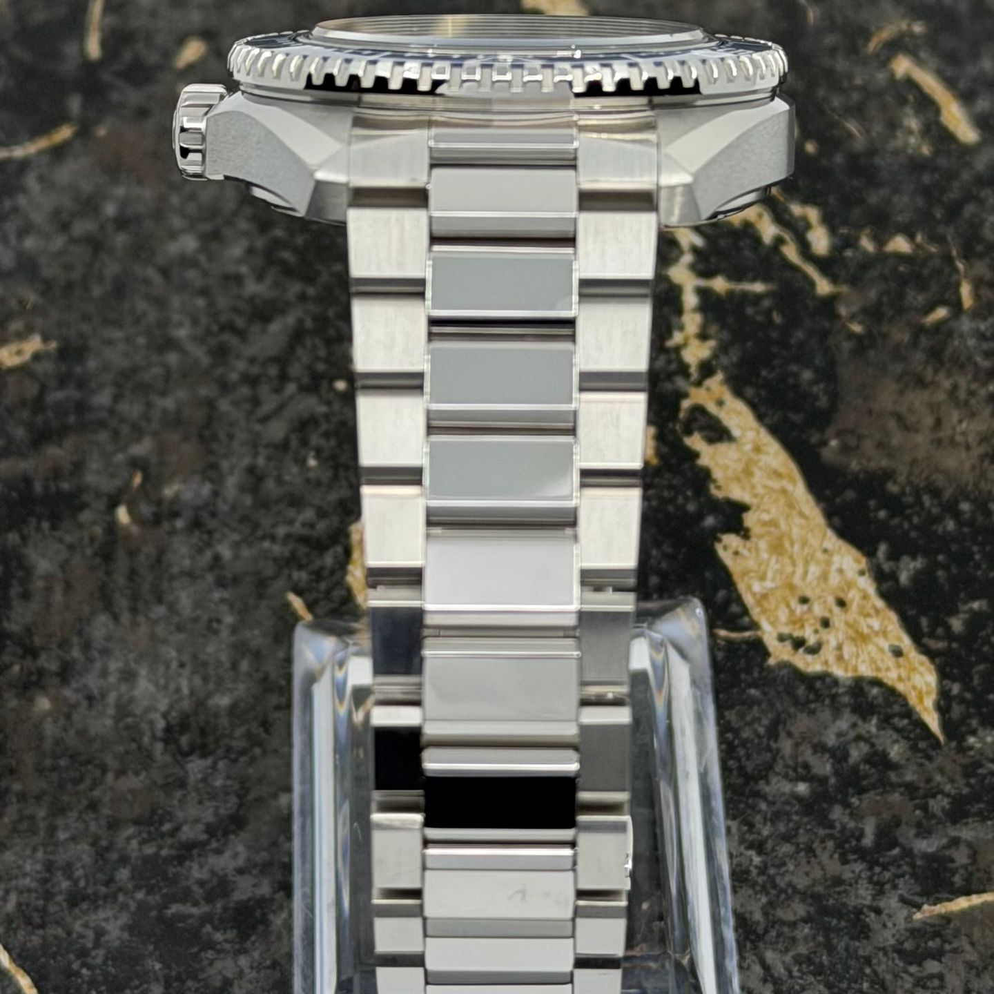 Omega Seamaster Planet Ocean 217.30.42.21.01.002 (2026) - Zwart wijzerplaat 42mm Titanium (6/8)